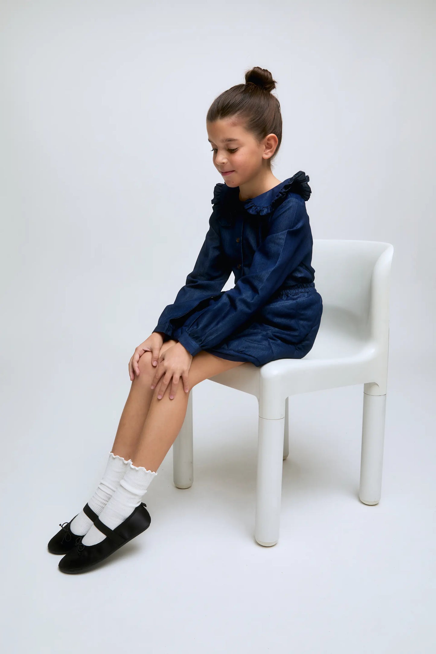 Camicia da bambina in cotone con colletto arricciato e polsini arricciati