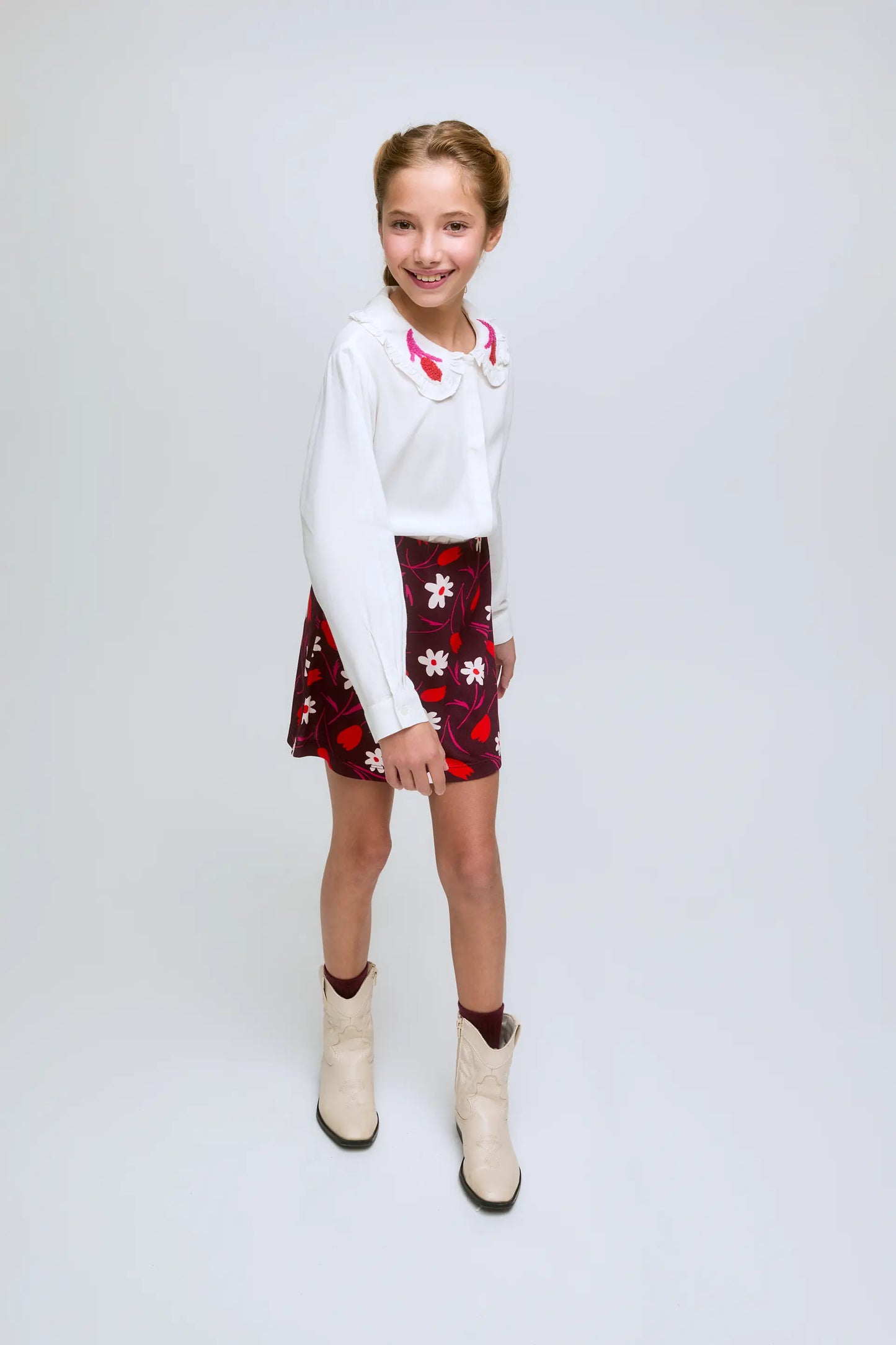 Camicia bianca a maniche lunghe con colletto ricamato a tulipano.