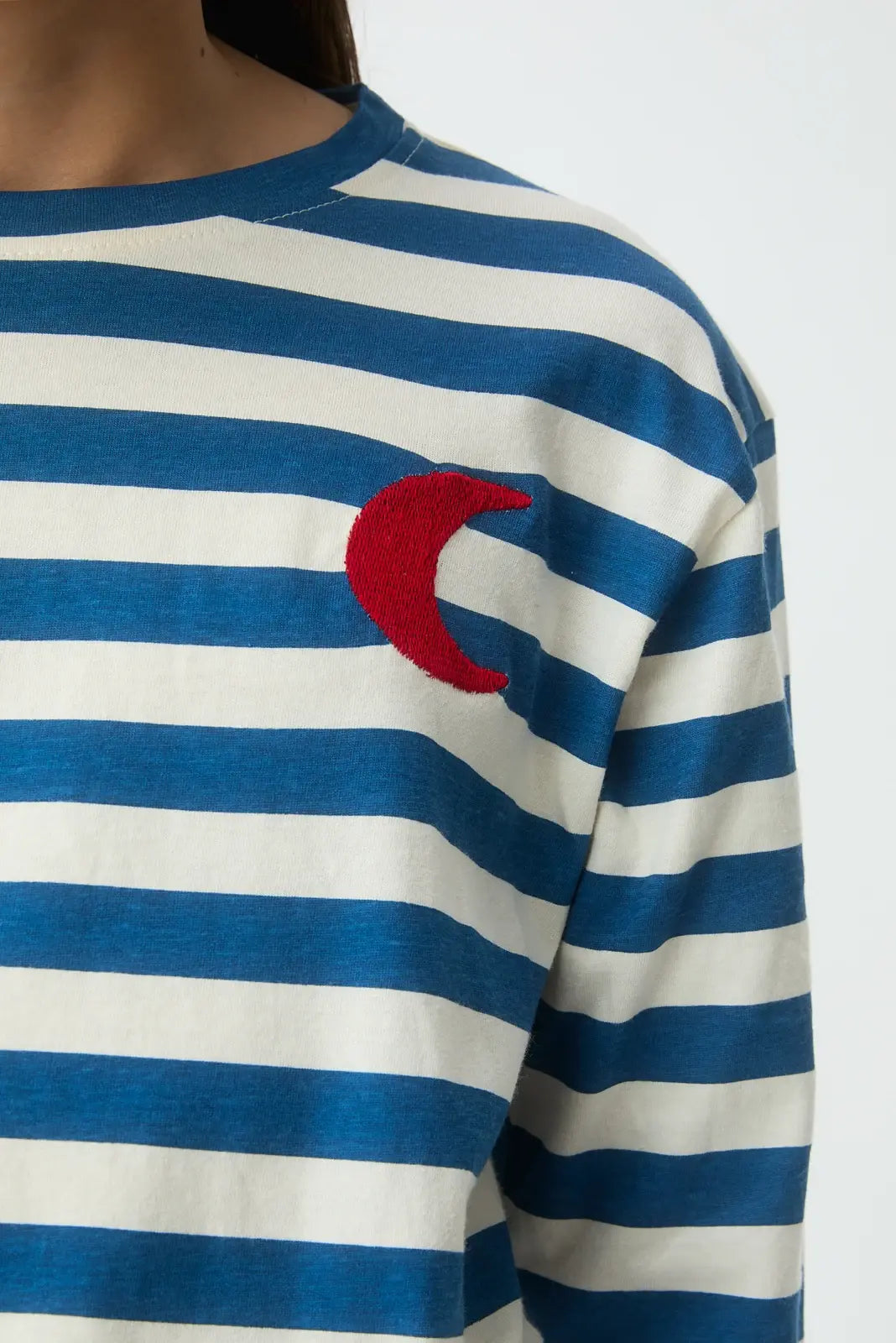 Camiseta de niña de rayas azul y blanco con detalle de media luna