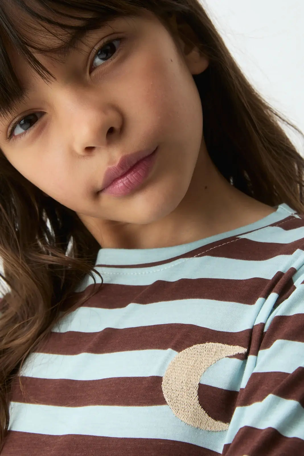 Maglietta da bambina a righe blu e marroni con dettaglio a mezzaluna