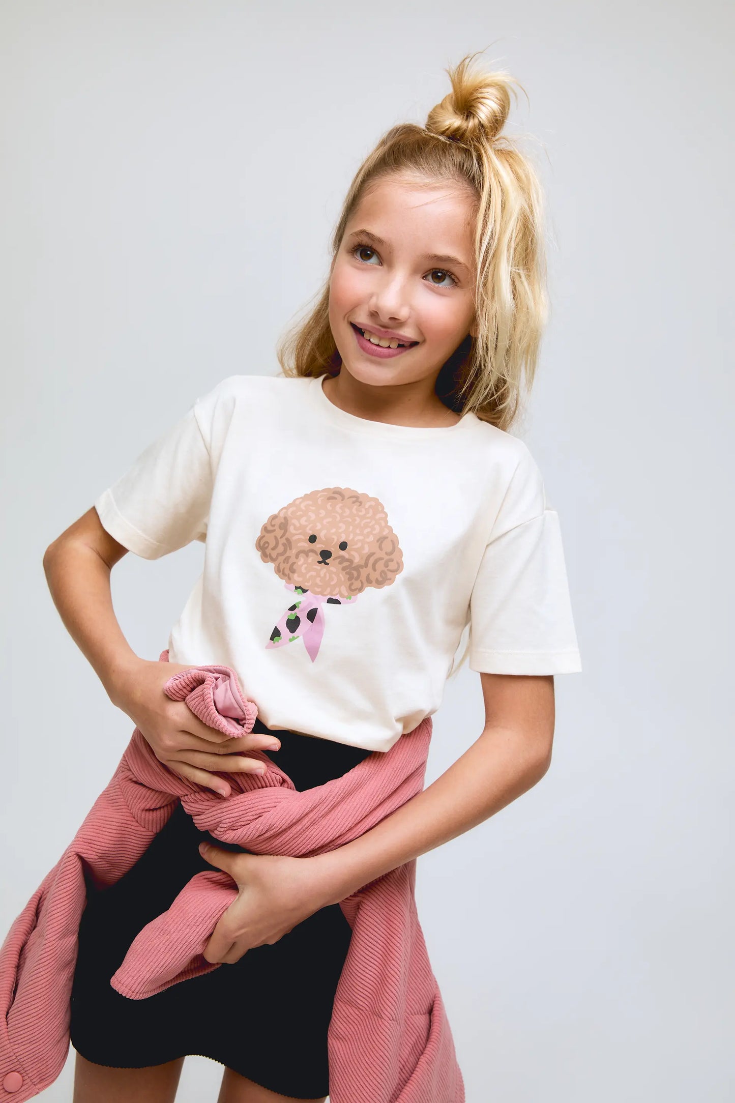 Maglietta bianca da bambina con stampa di un cucciolo.