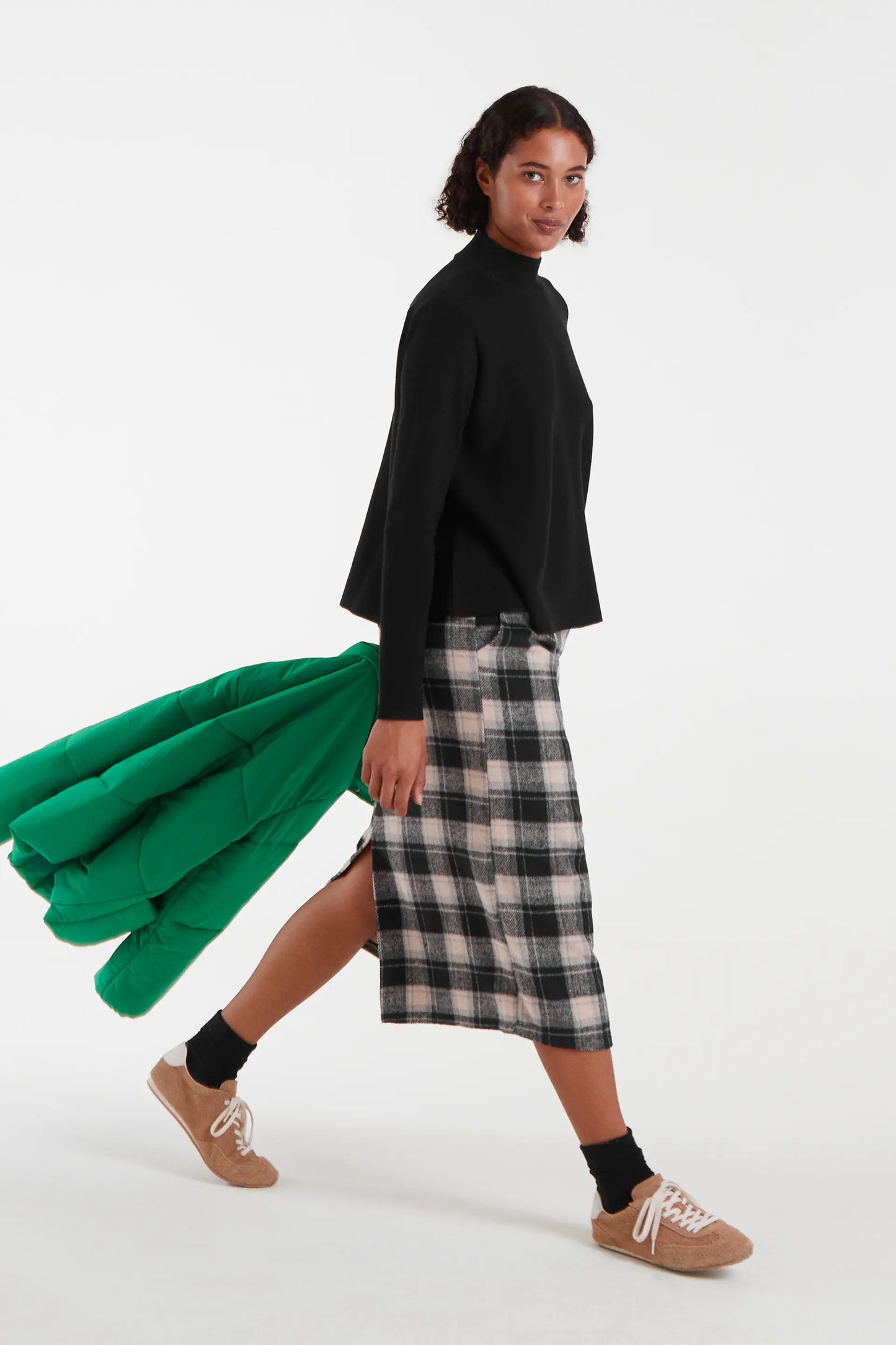 Maglione nero a collo alto svasato