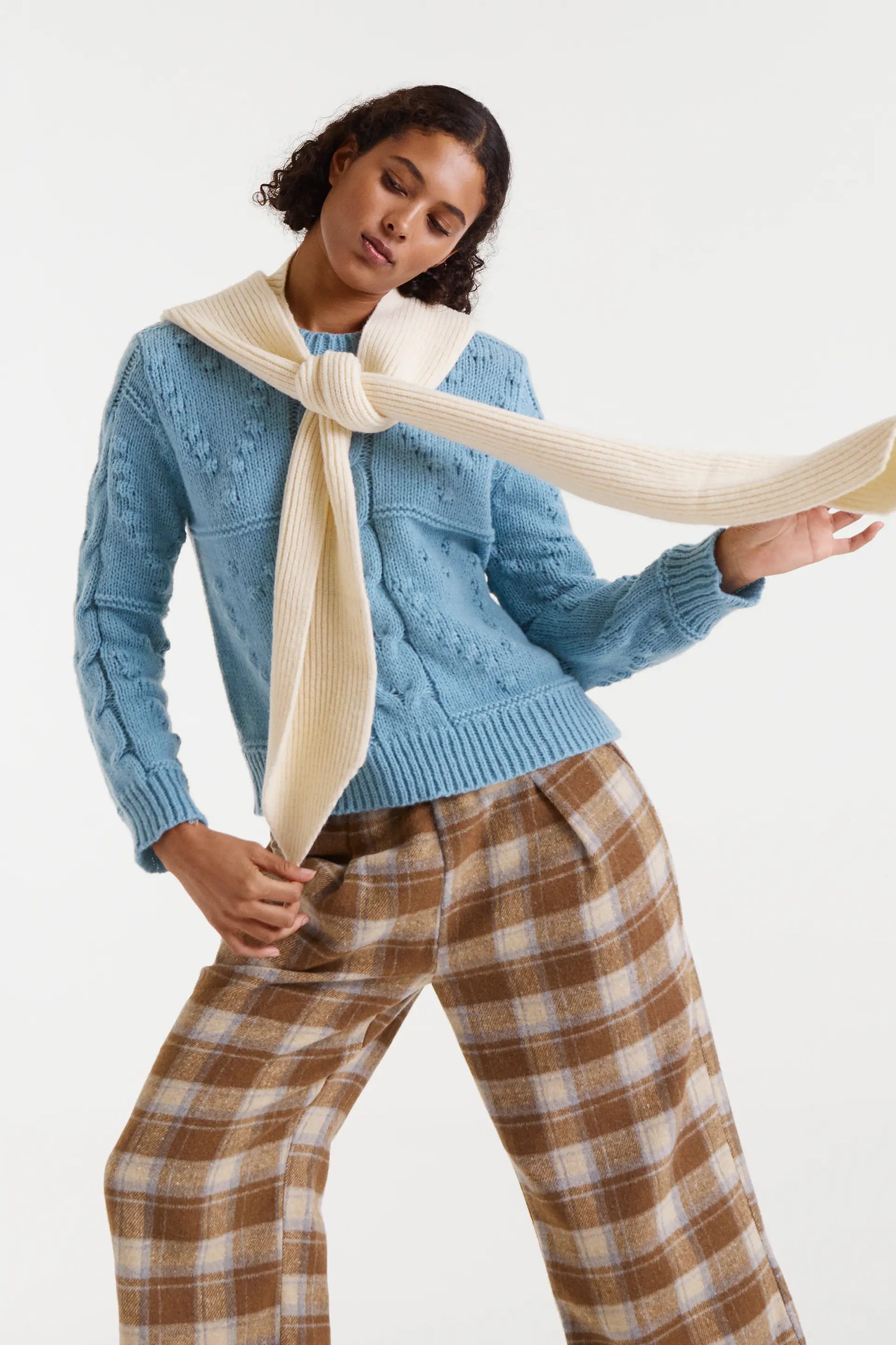 Maglione blu lavorato a maglia