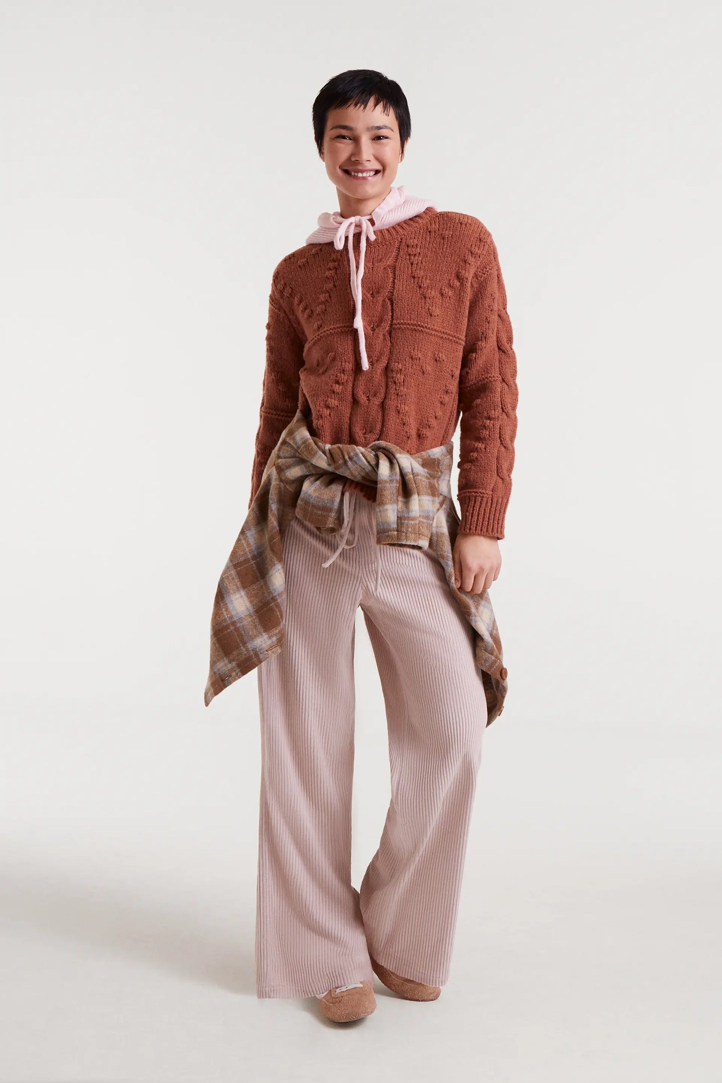 Maglione marrone lavorato a maglia