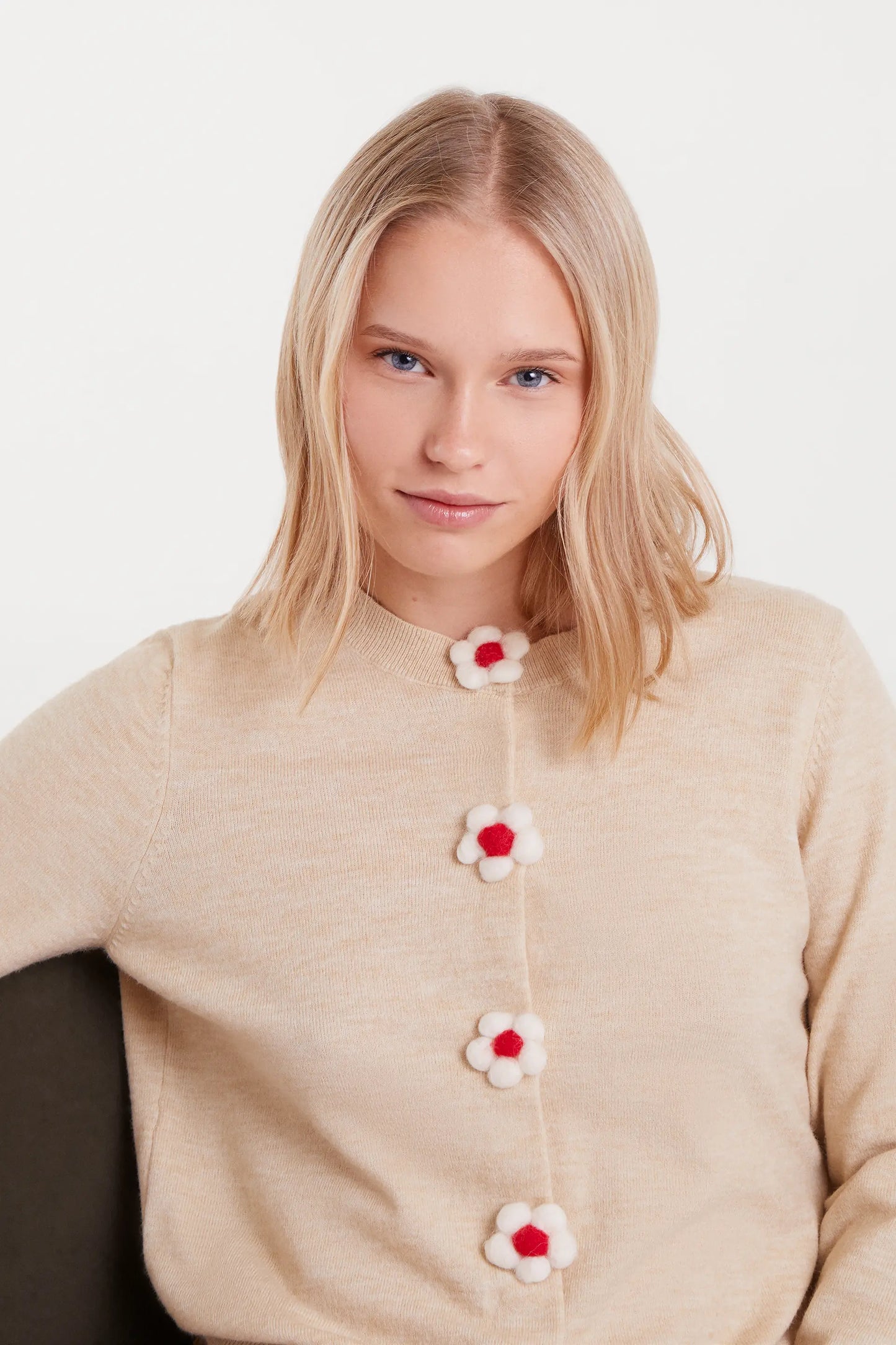 Fine knit cardigan with beige floral detail