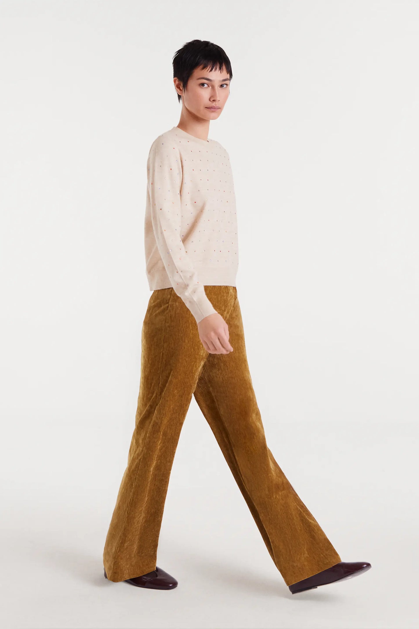 Maglione beige in maglia fine con dettagli multicolori