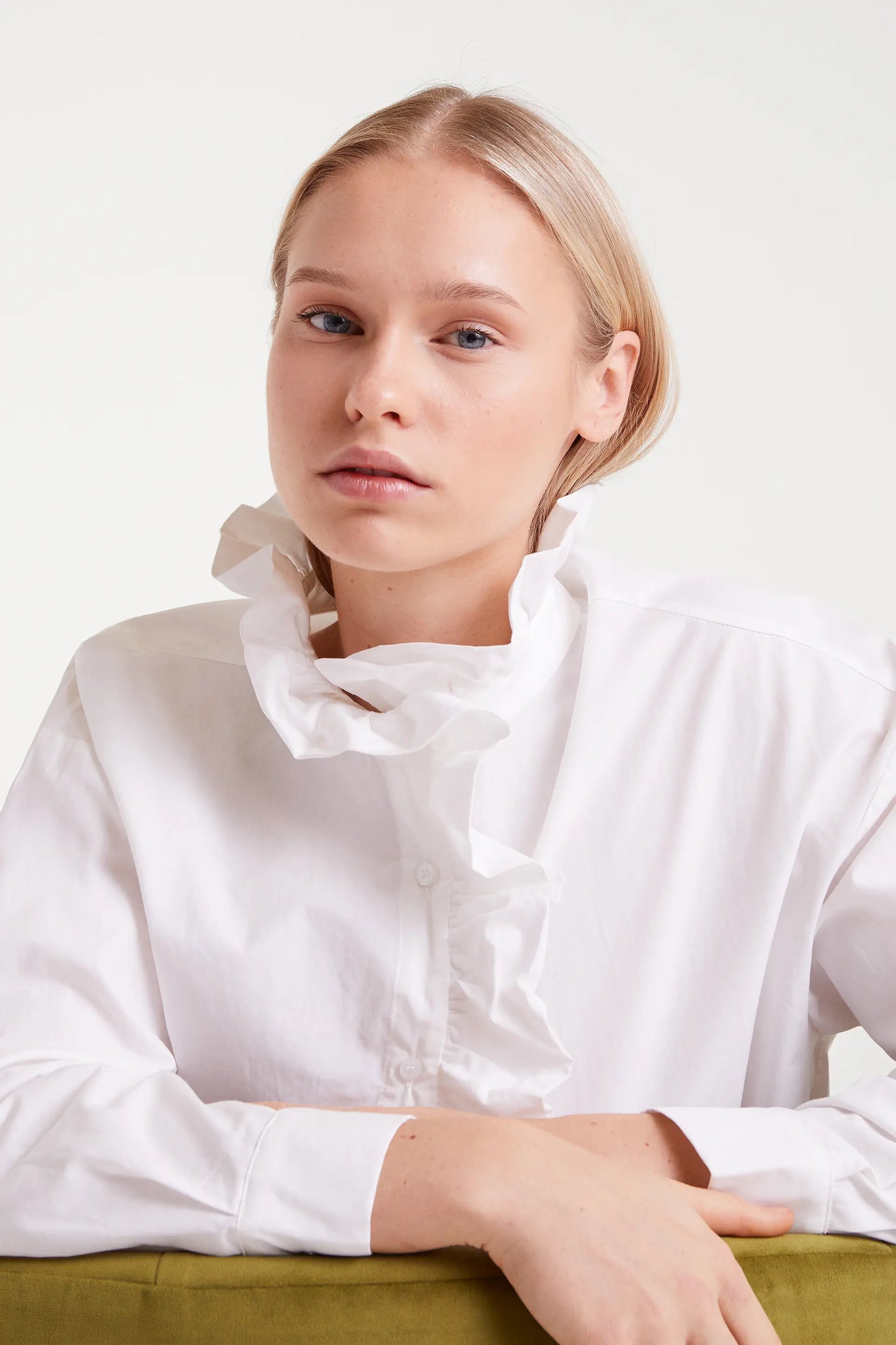 Camisa 100% algodón con volantes blanca