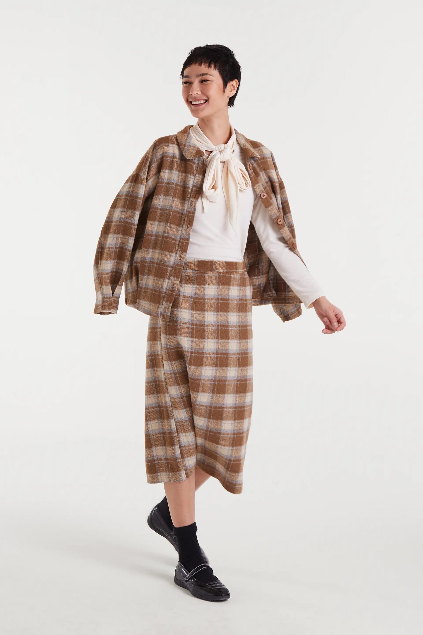 Maglietta bianca a maniche lunghe con lacci