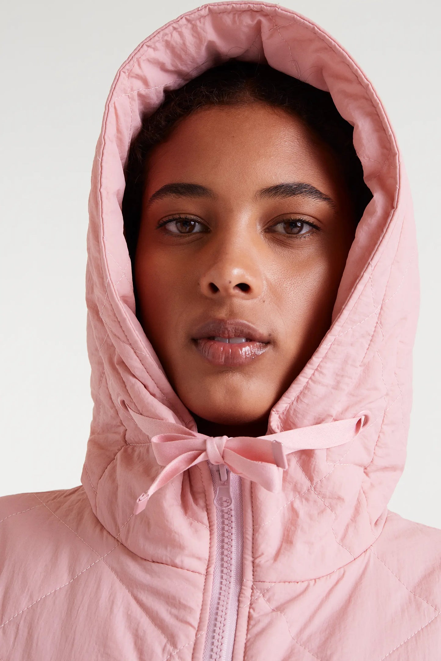 Cappotto lungo imbottito con cappuccio rosa