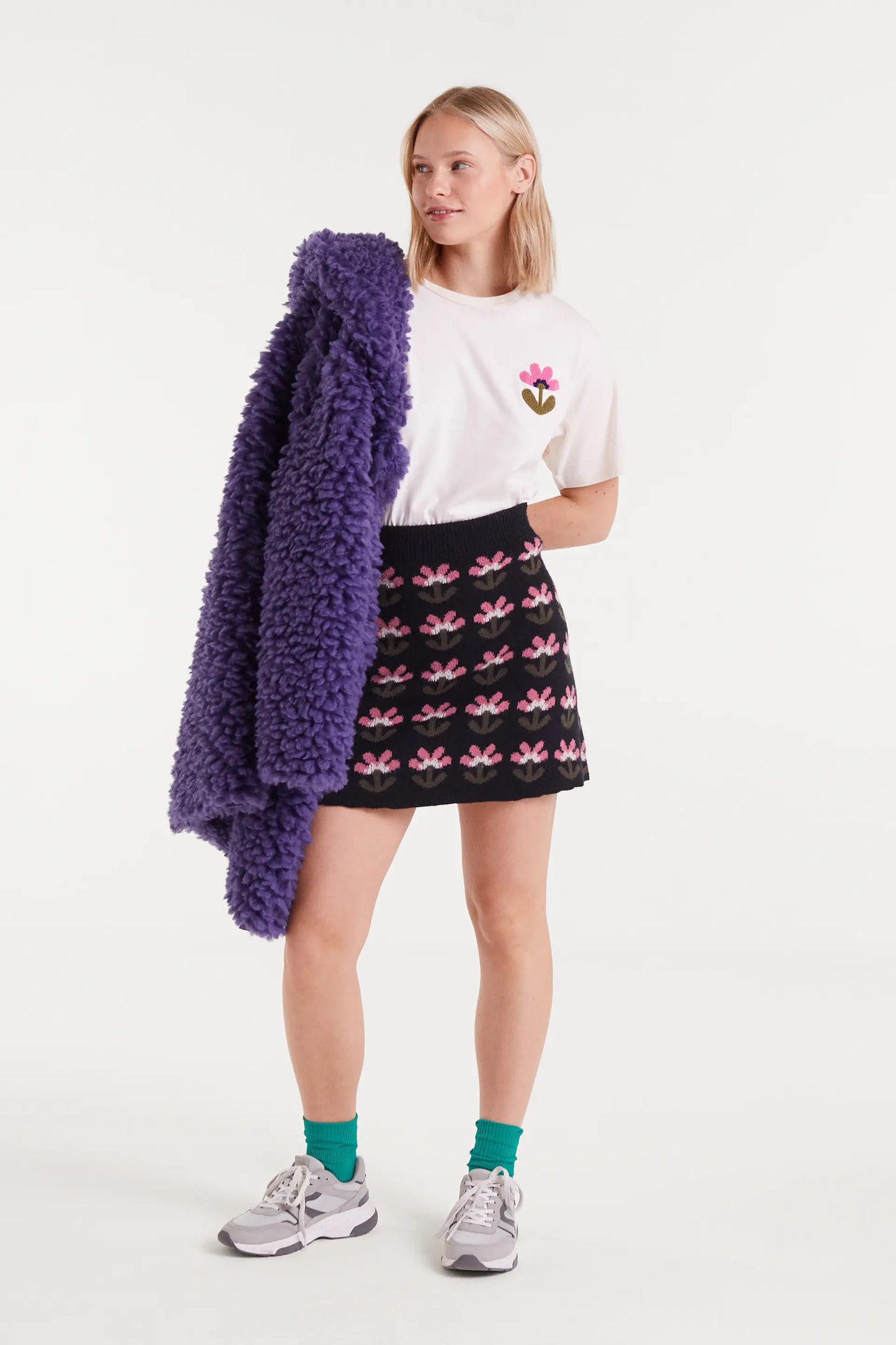 Camiseta 100% algodón con bordado floral