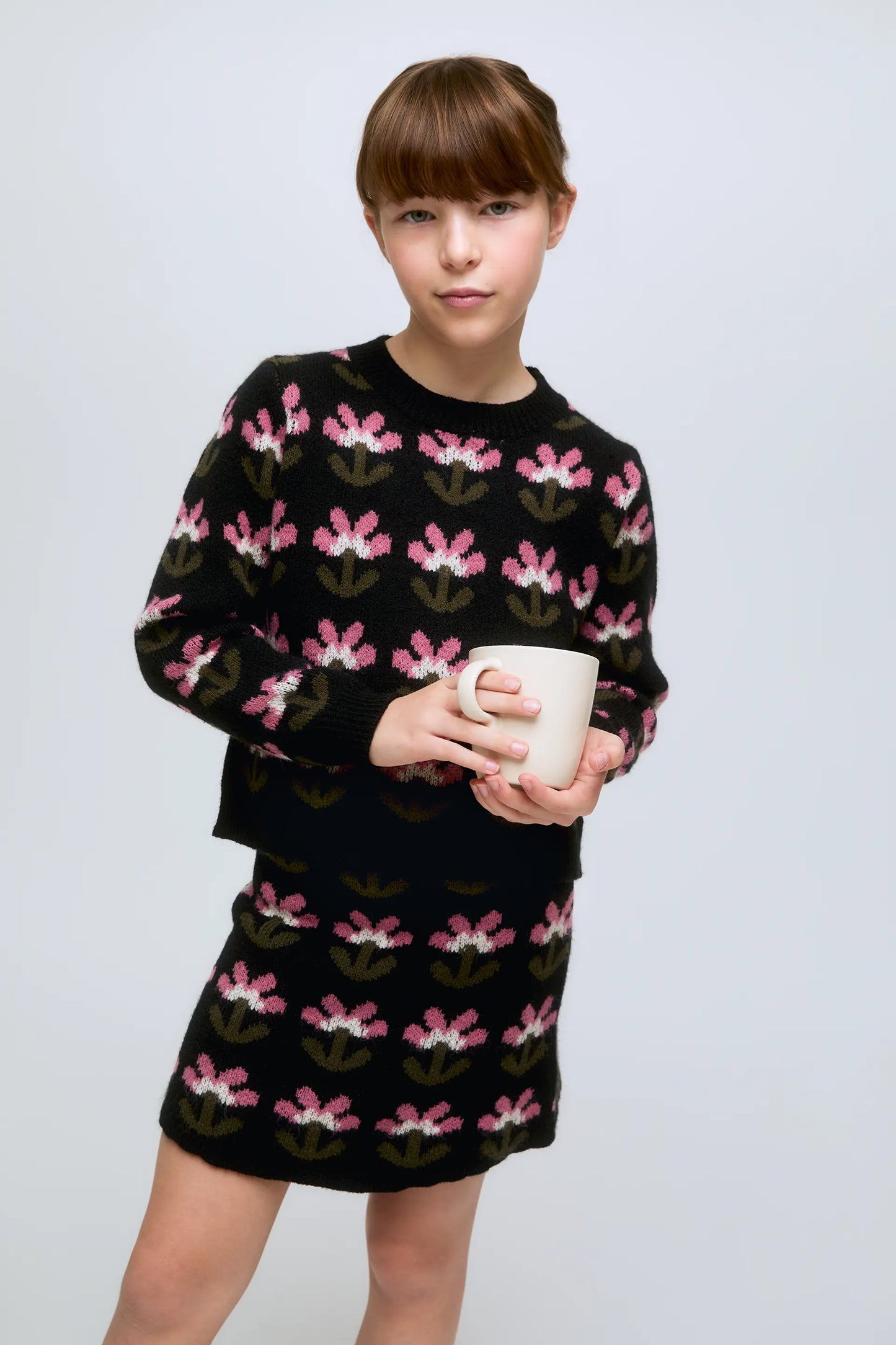 Black knitted skirt with Baoushka flowers.