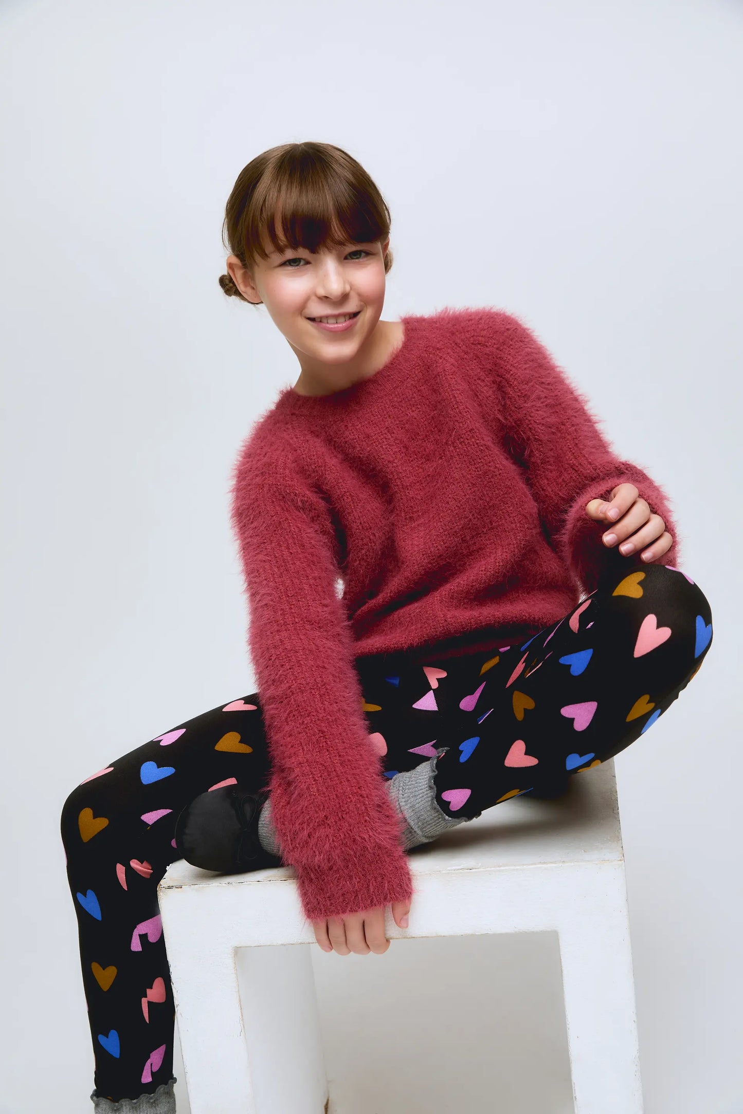 Maglione rosa da bambina con finitura screziata.