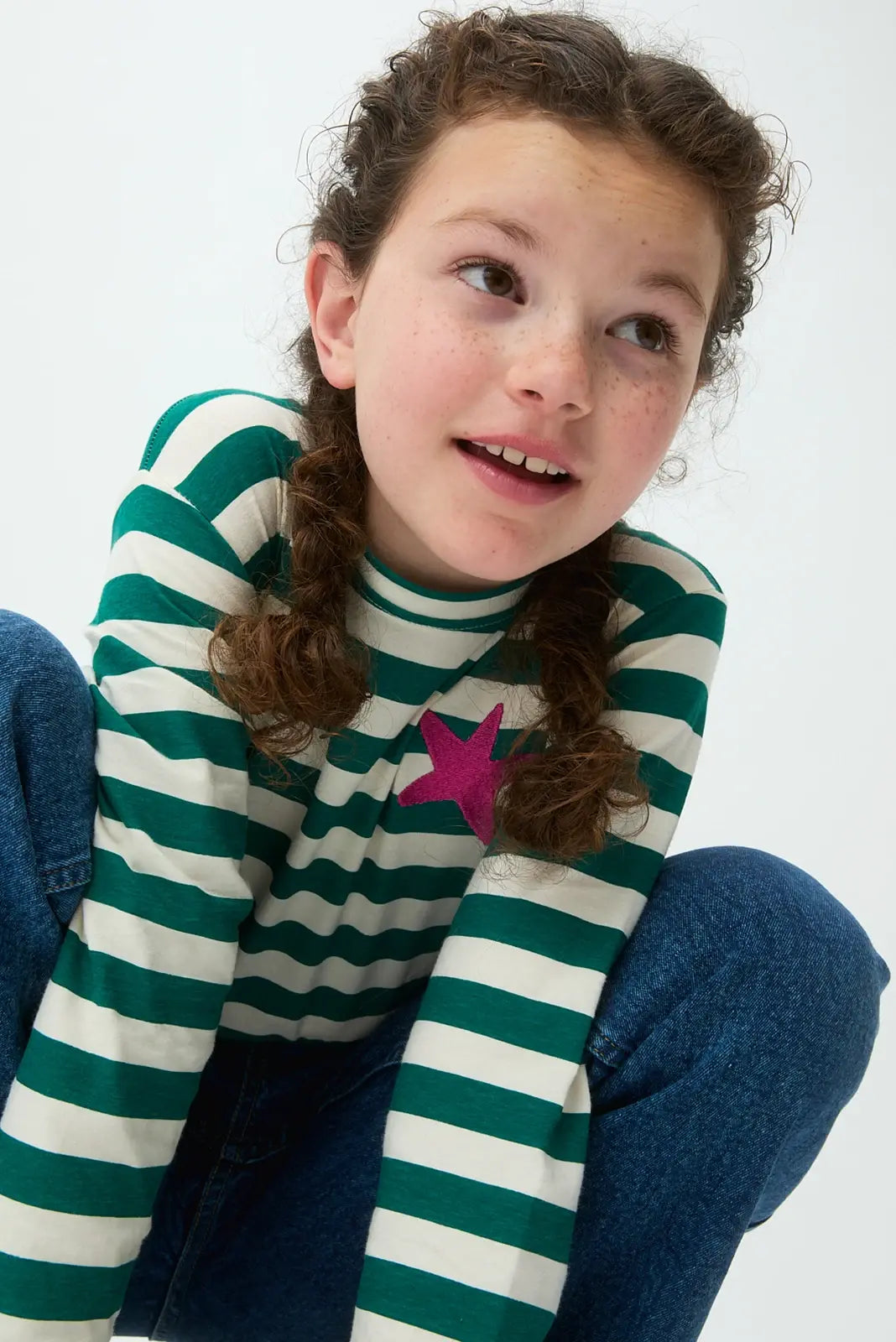 Maglietta da bambina a righe bianche e verdi con stella rosa ricamata