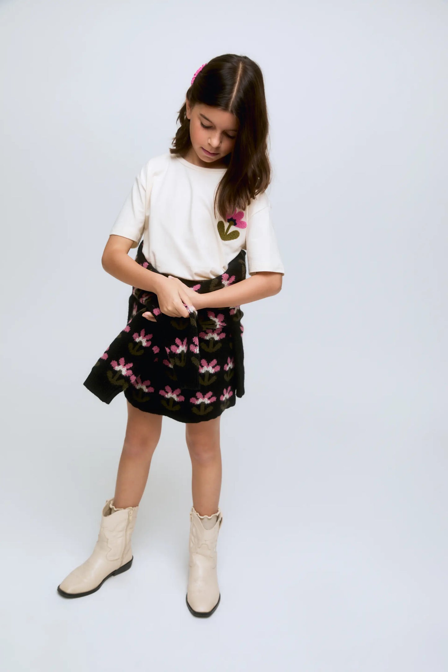 T-shirt da bambina in cotone bianco con dettaglio floreale ricamato