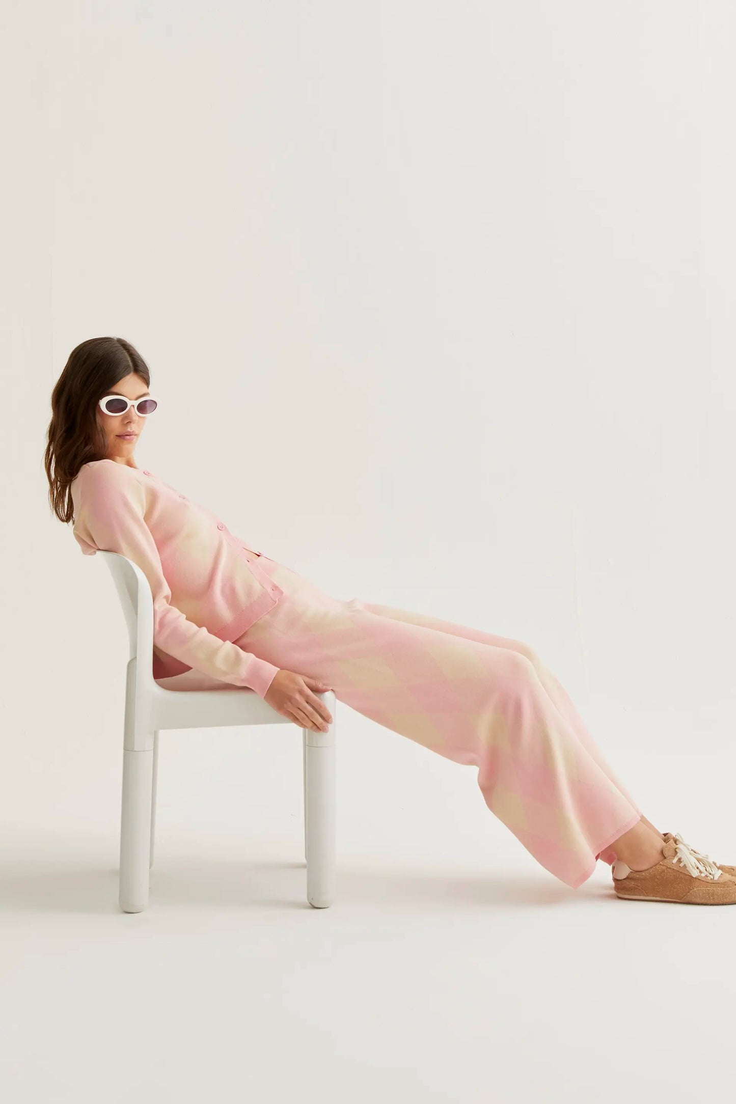 Pantaloni in maglia con stampa a rombi rosa