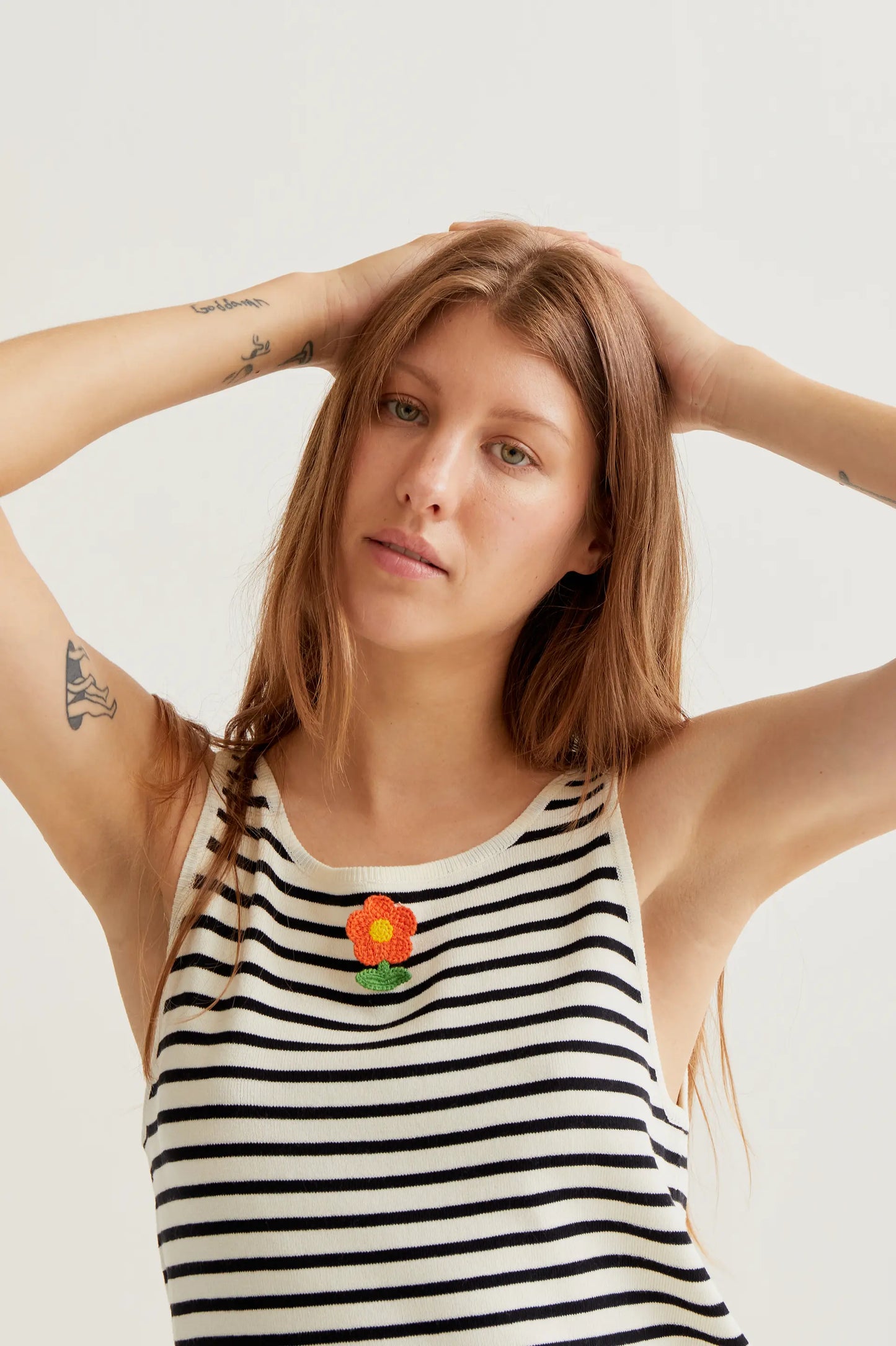 Top de rayas blanco y negro con bordado de flor