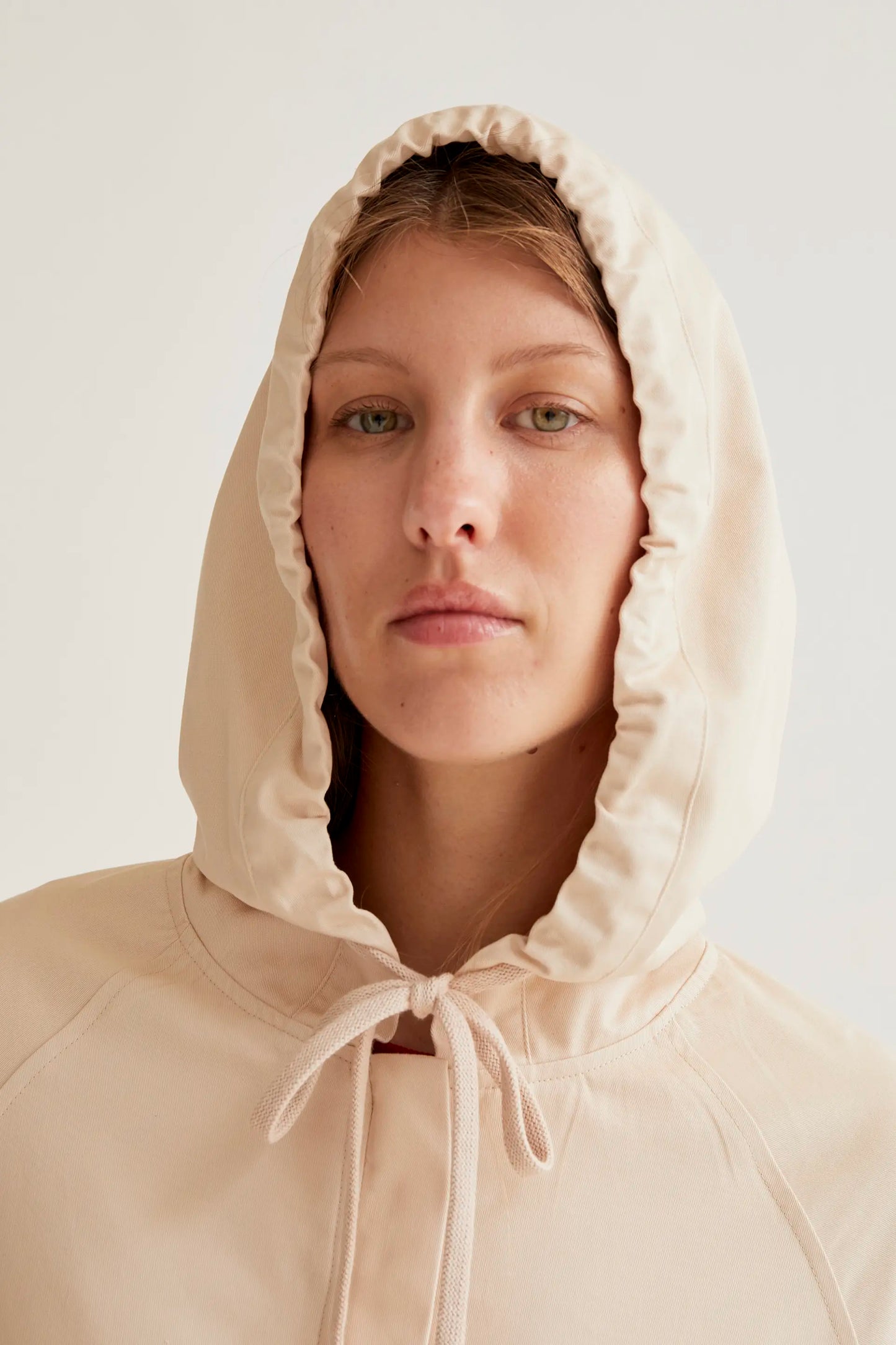 Gabardina con print de Perrito