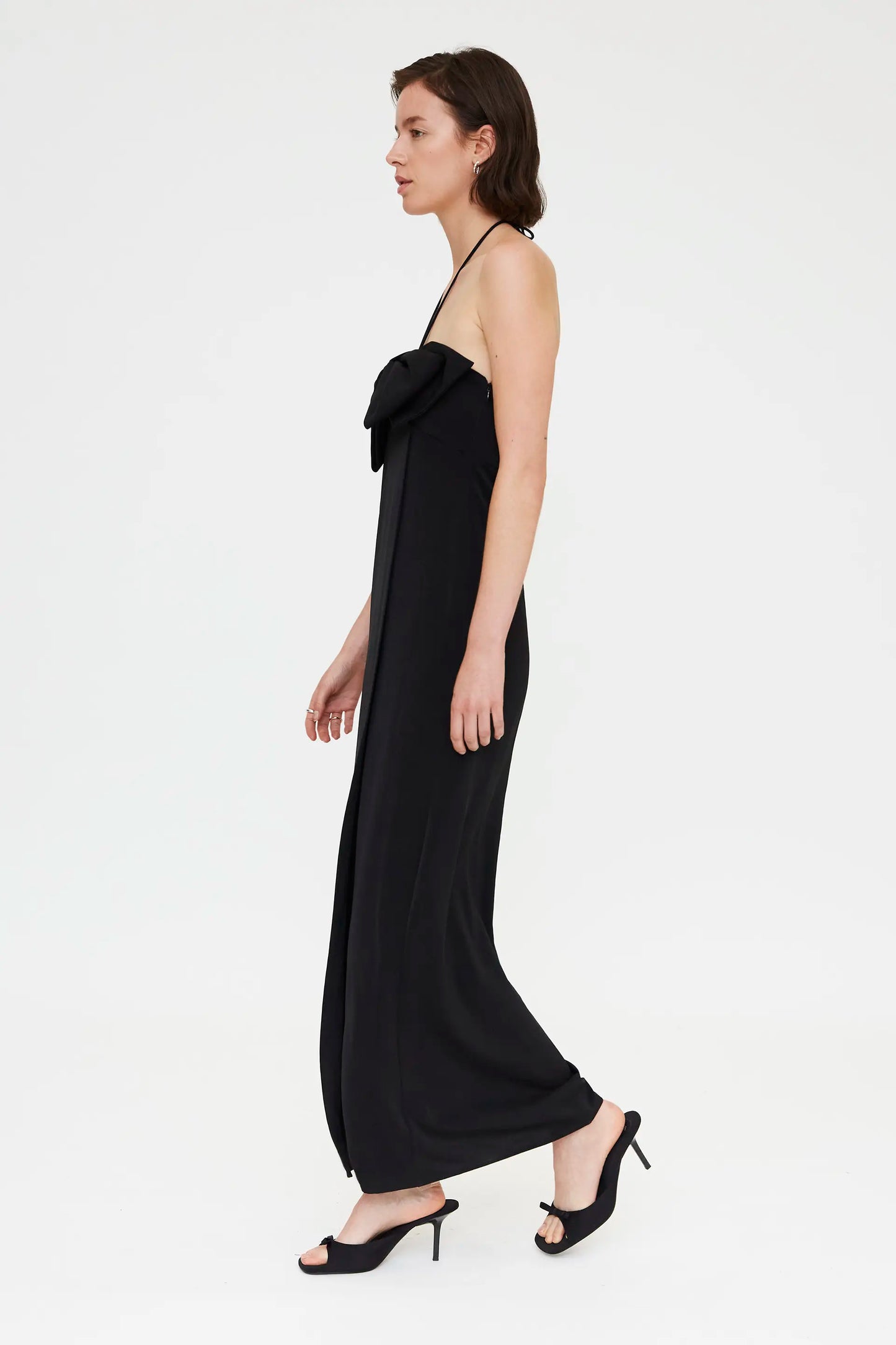 Abito lungo nero con dettaglio cravatta