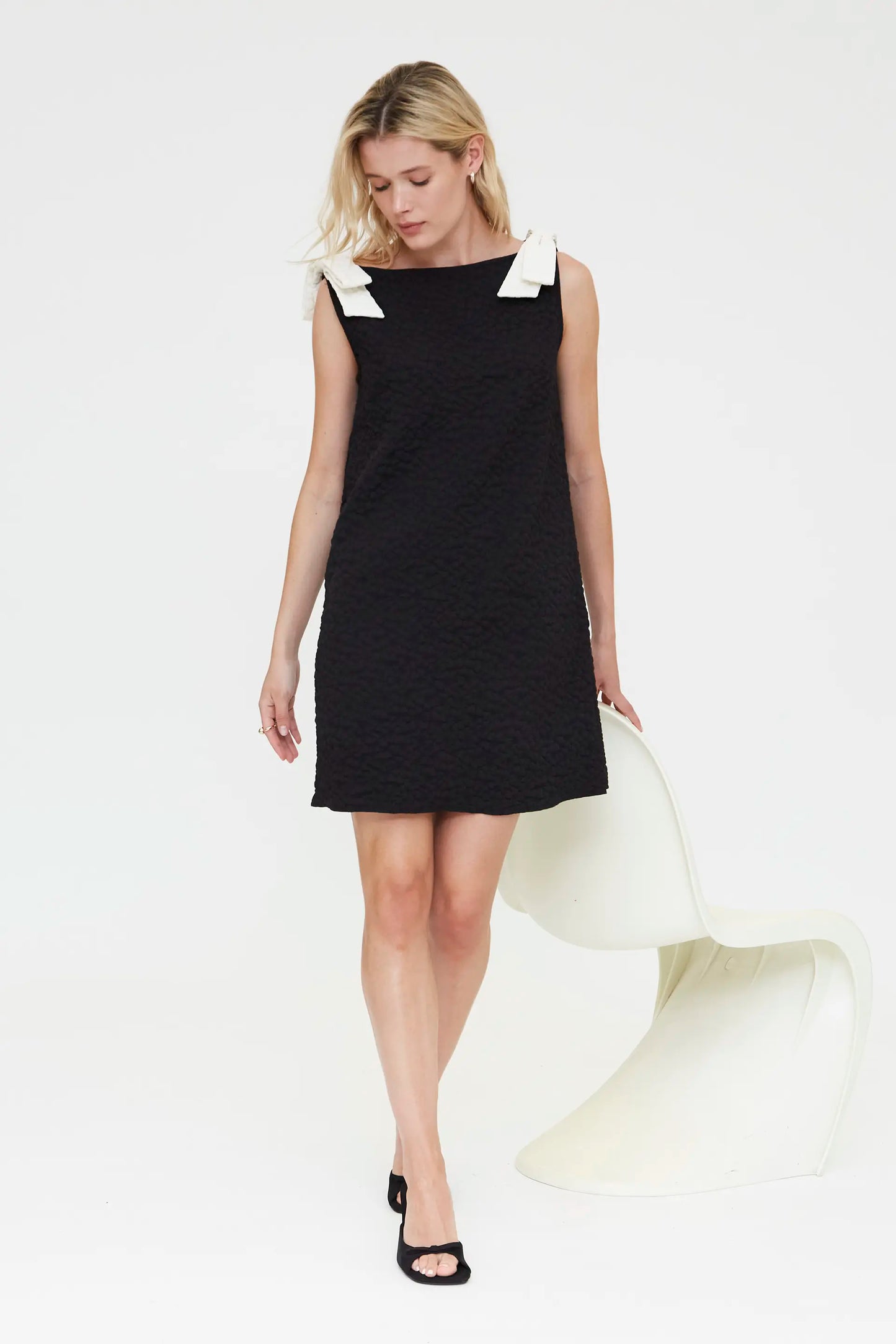 Abito corto nero con trama floreale