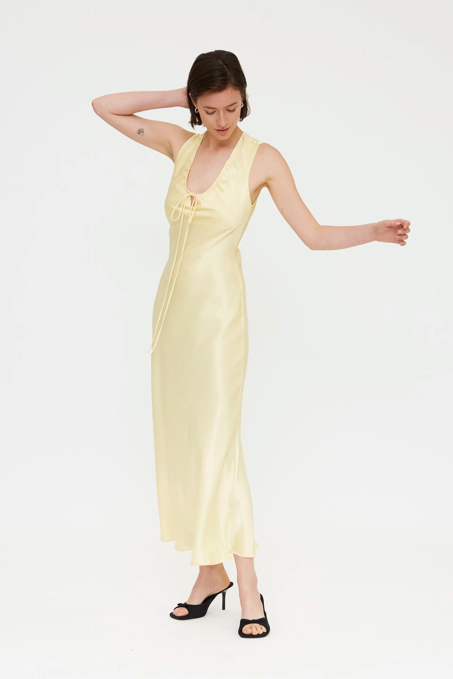 abito lungo in raso giallo chiaro
