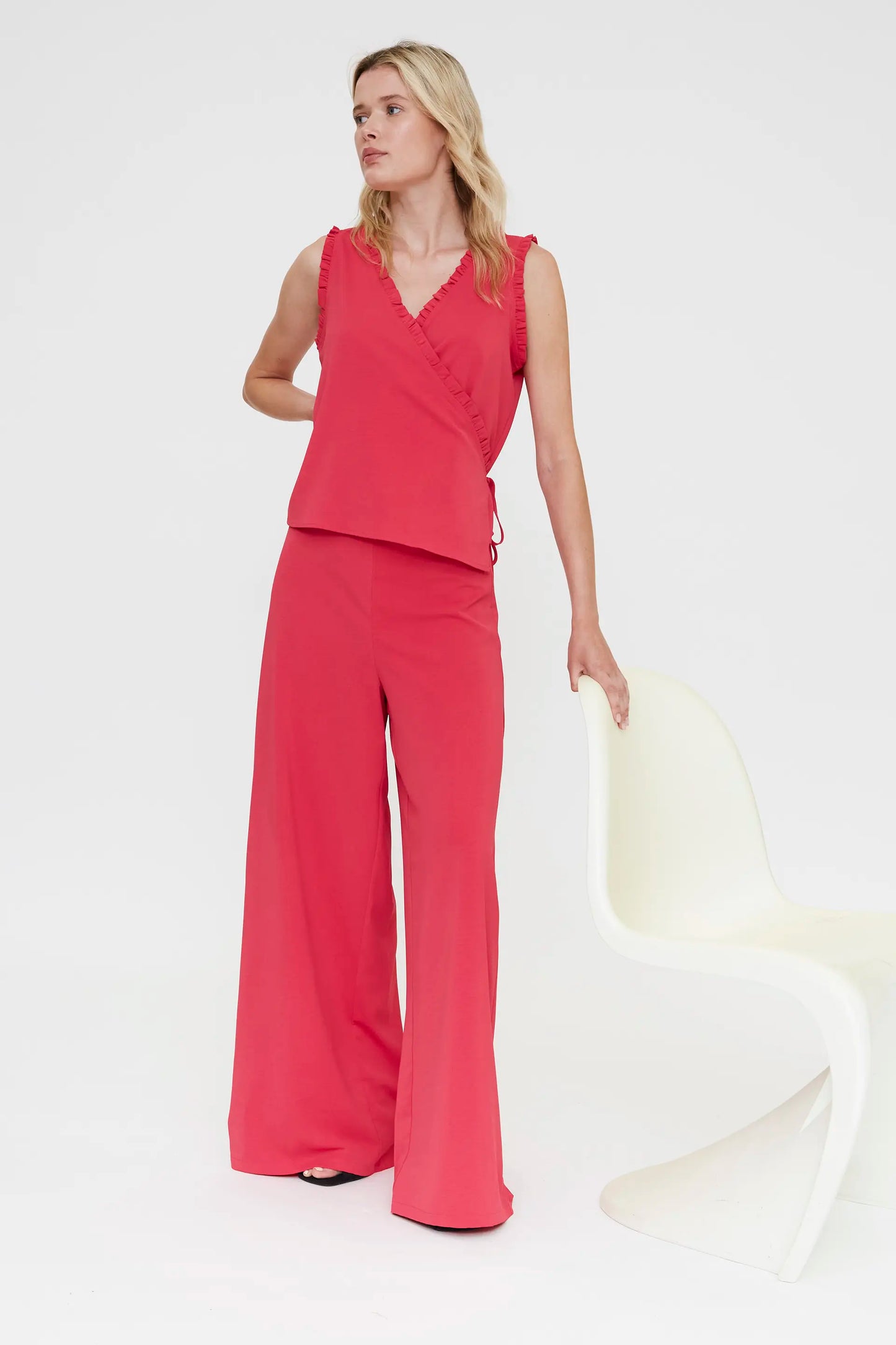 Top fucsia con scollo a V