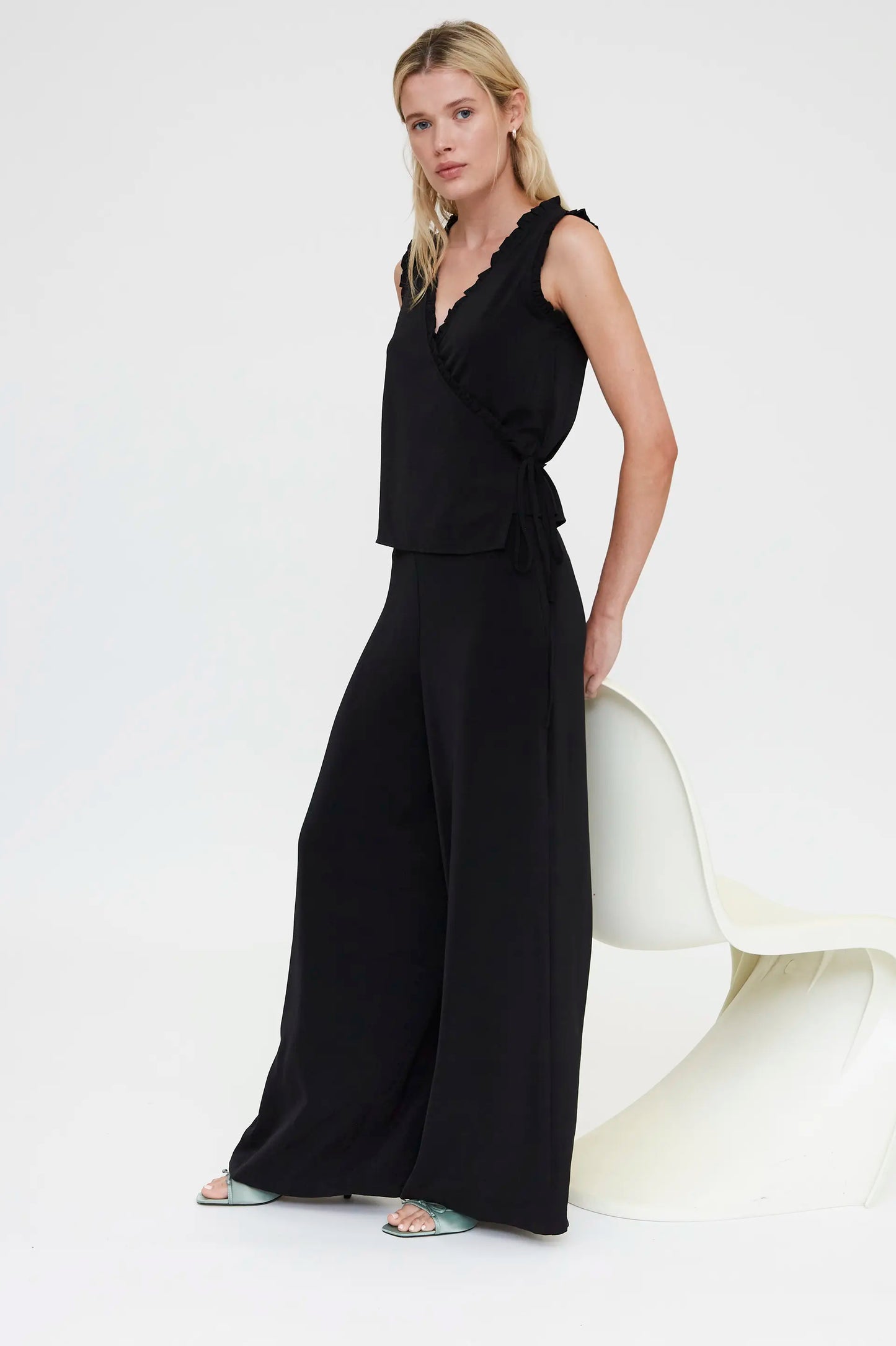 Top nero con scollo a V