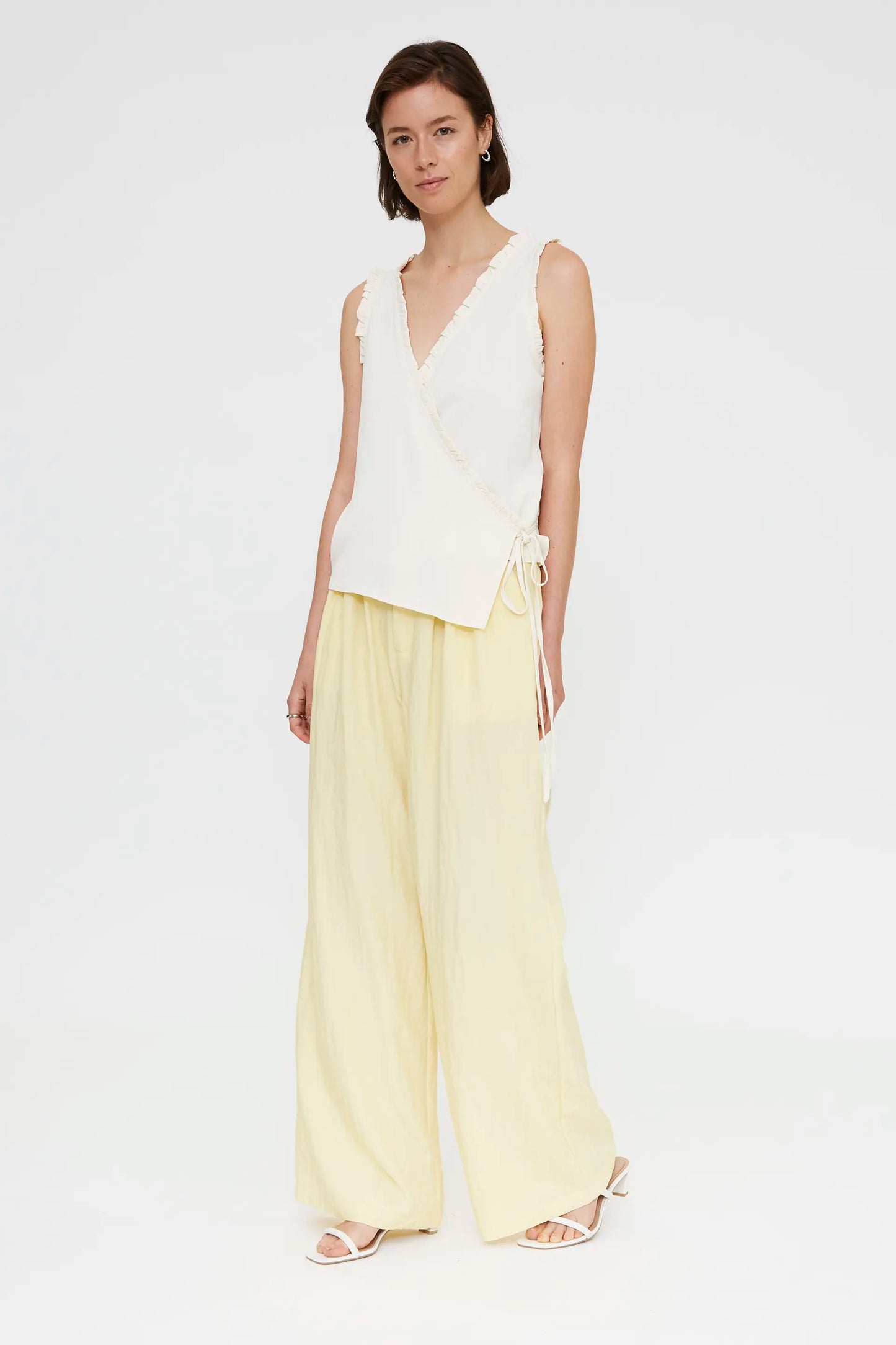 Top bianco sporco con scollo a V