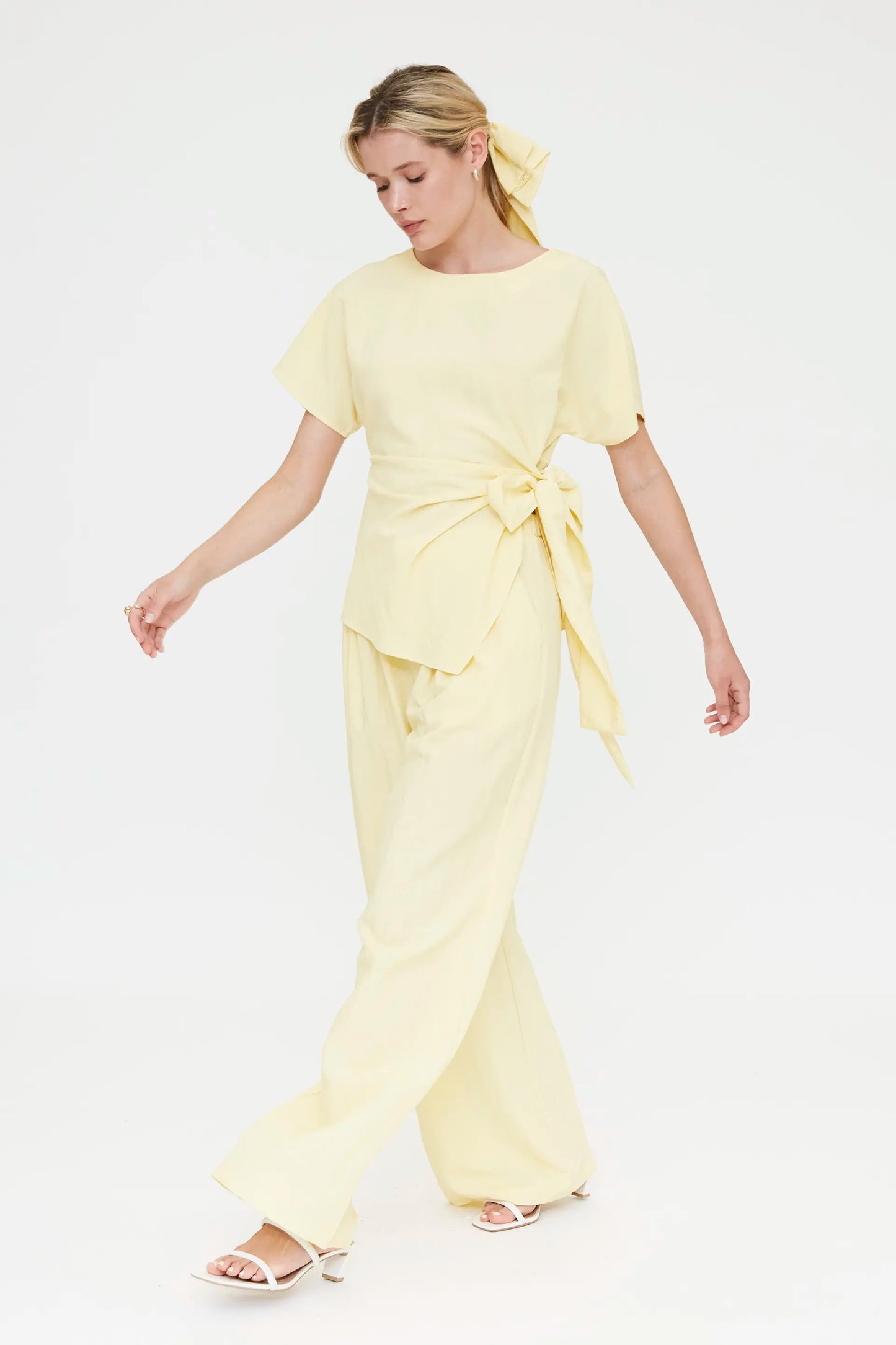 Top giallo chiaro con dettaglio di cravatta