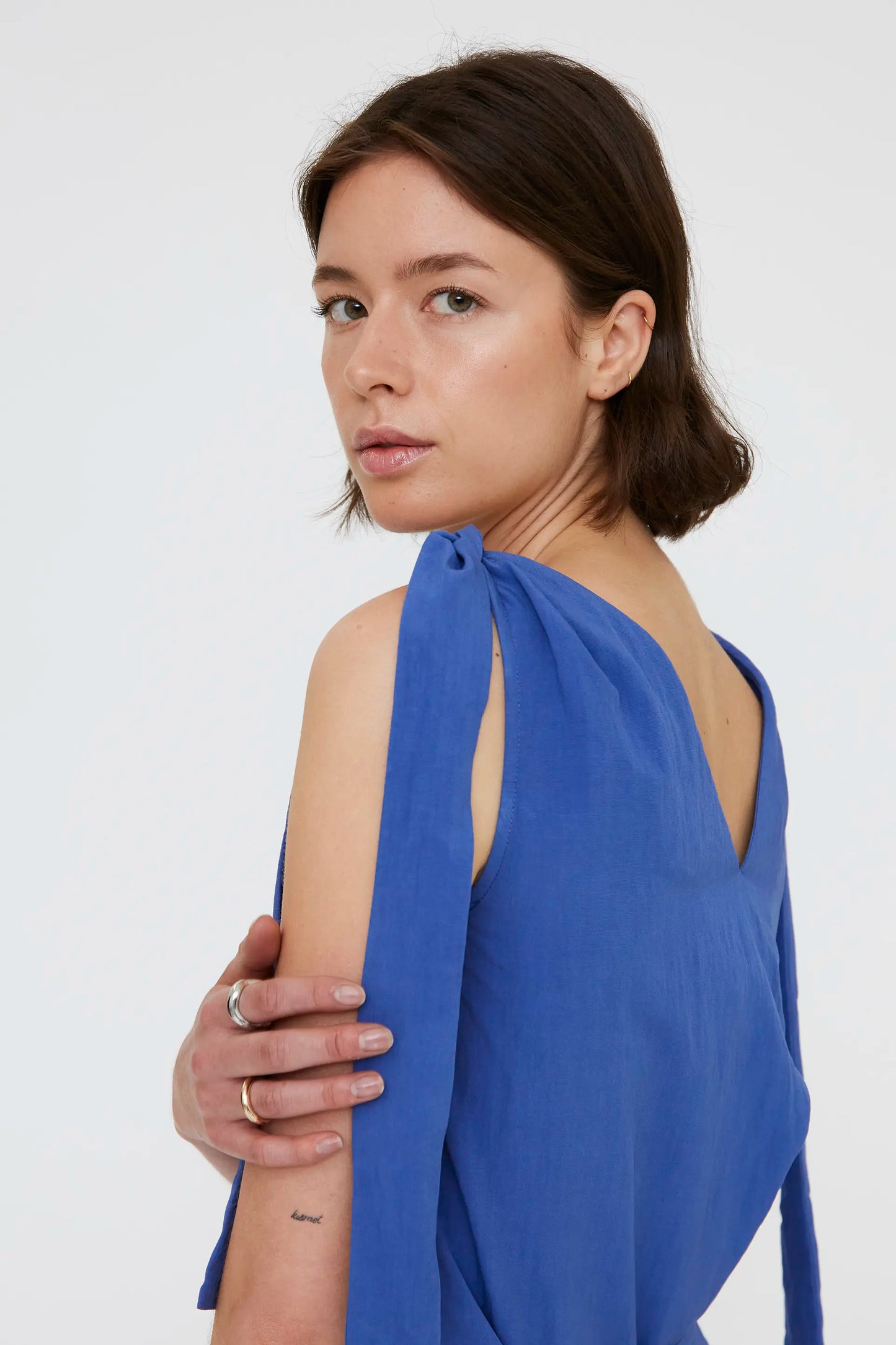 Top blu asimmetrico con scollo a V