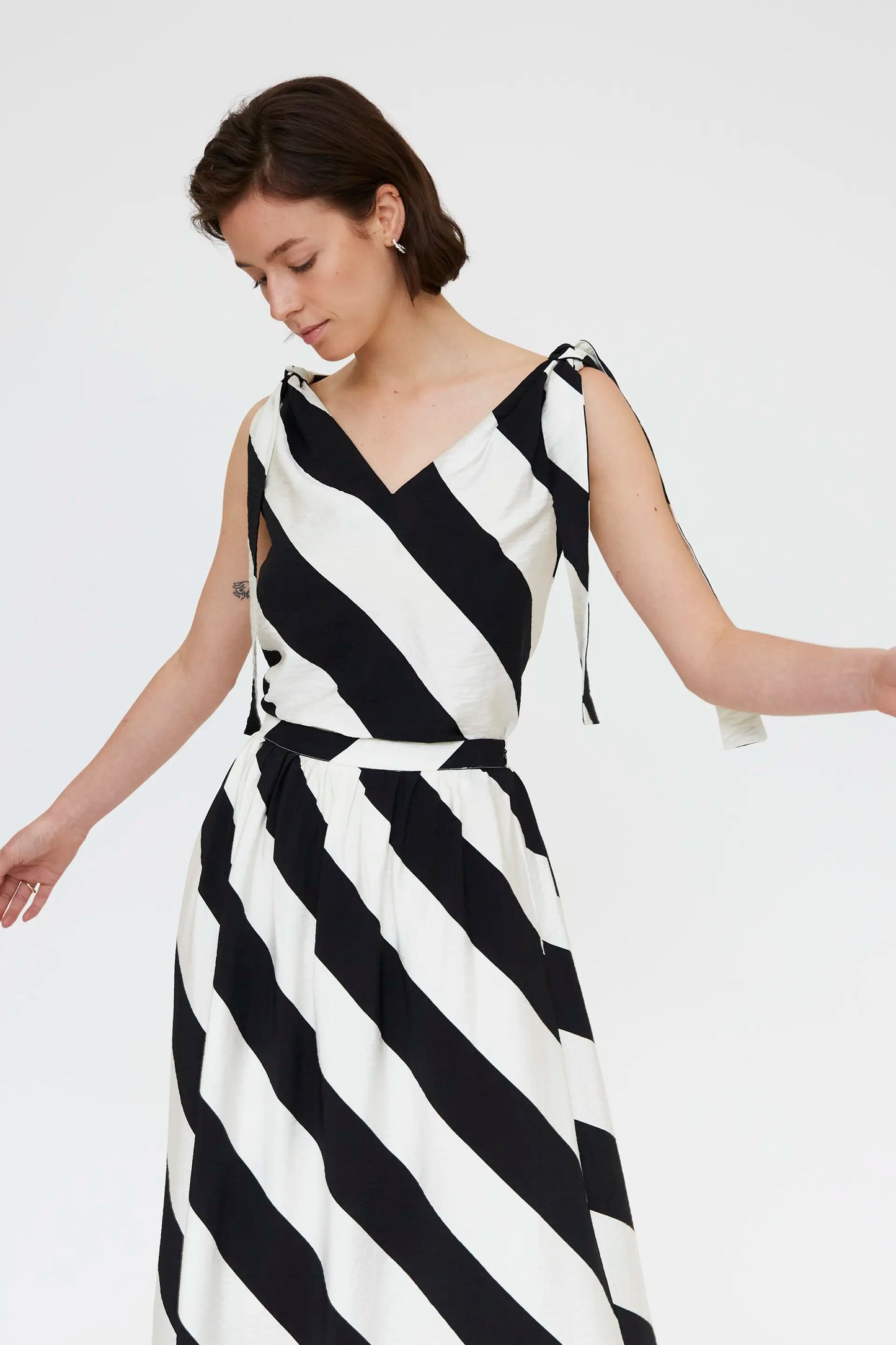 Top con stampa a righe diagonali in bianco e nero