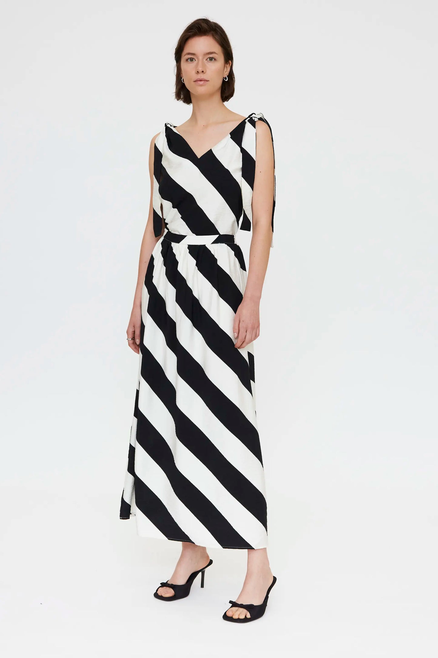 Gonna lunga con stampa a righe diagonali bianche e nere