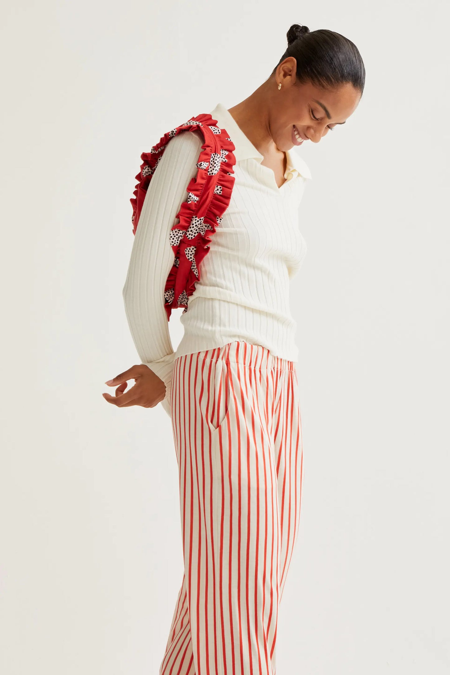 Pantalón con estampado de rayas rojas