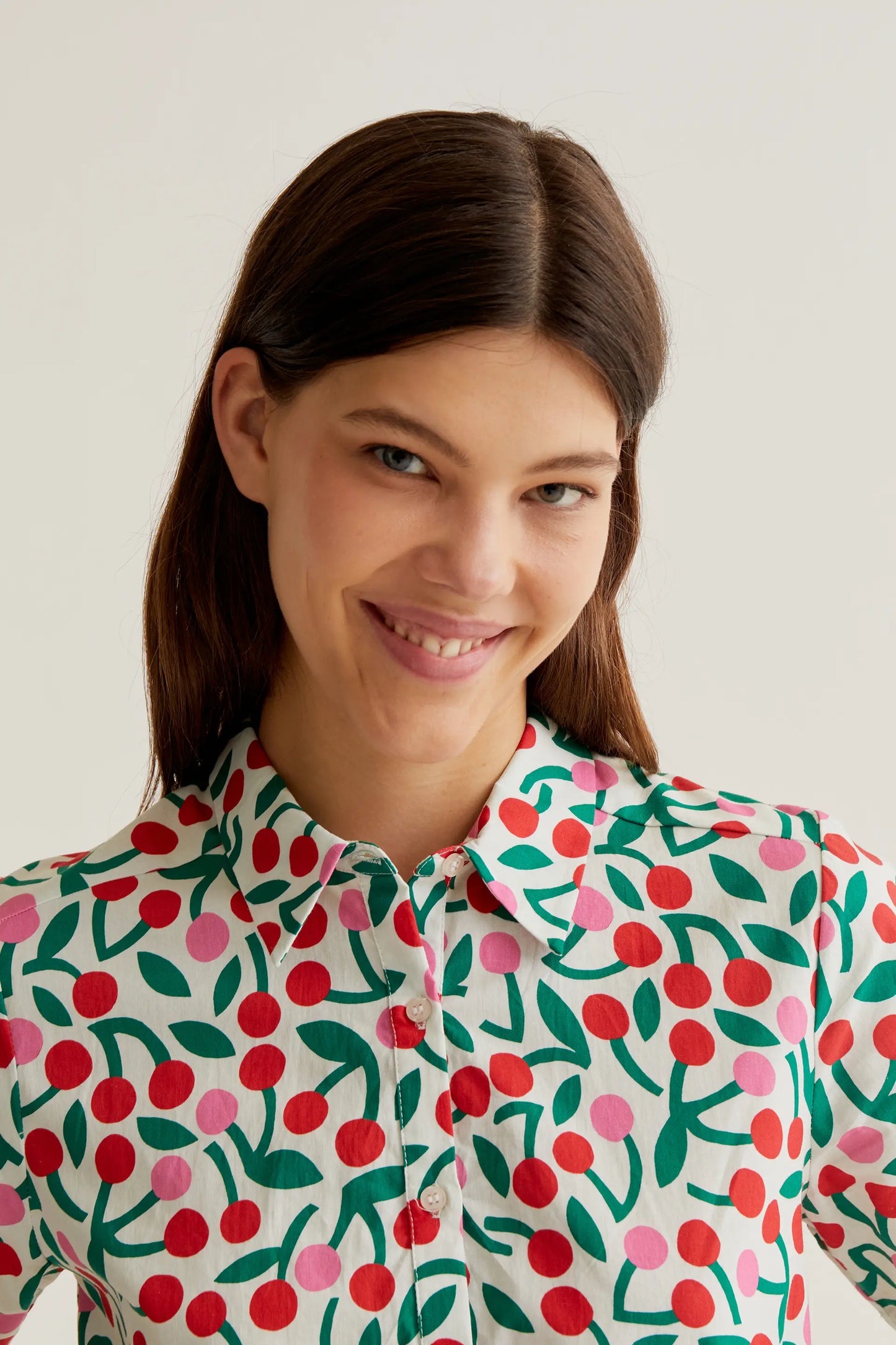 Vestido corto con estampado Guinda