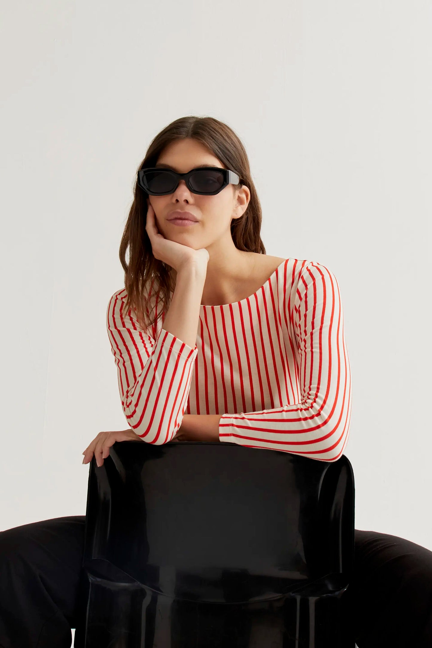 Camiseta con estampado de rayas rojas