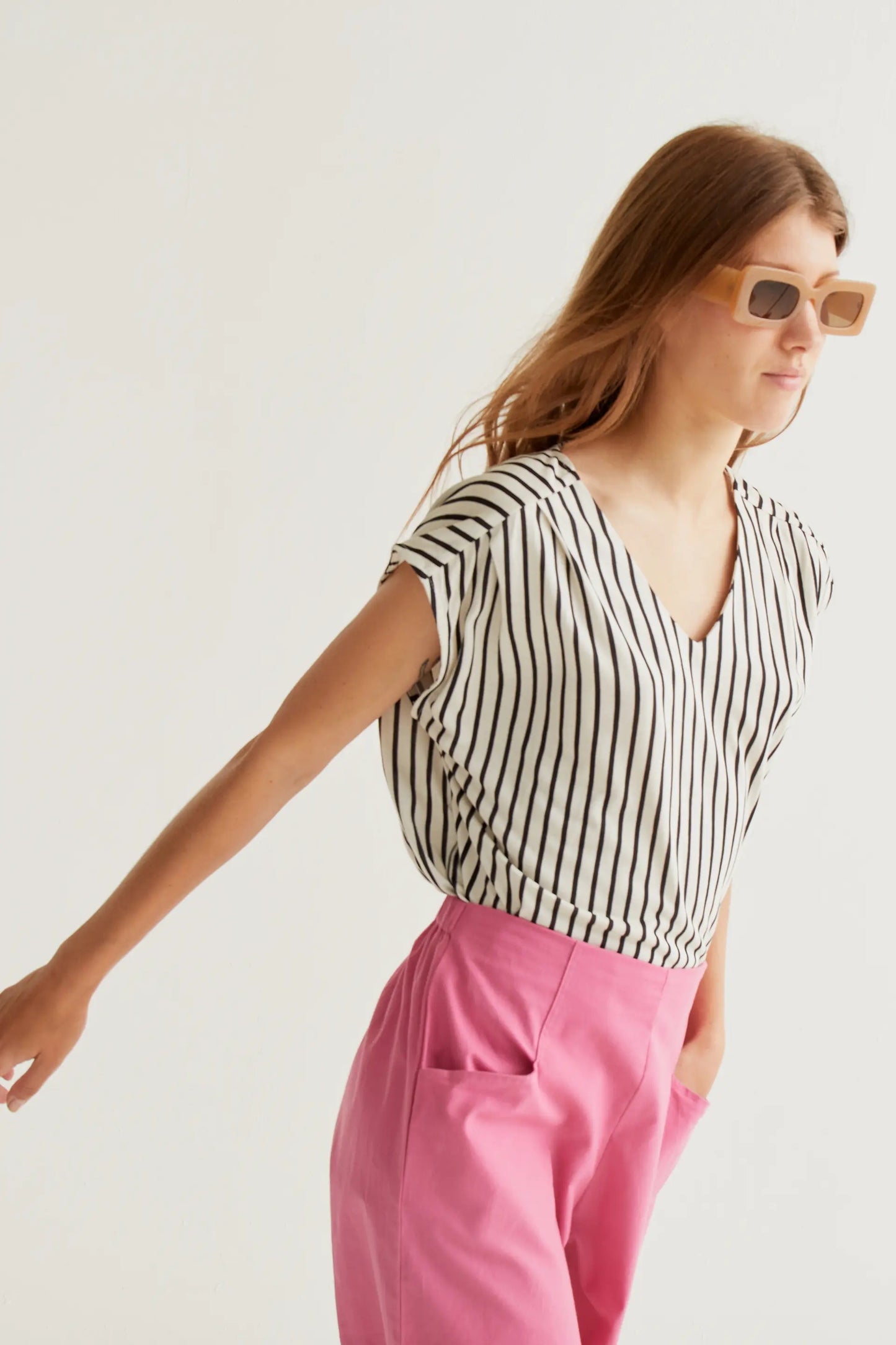 Camiseta con estampado rayas negras