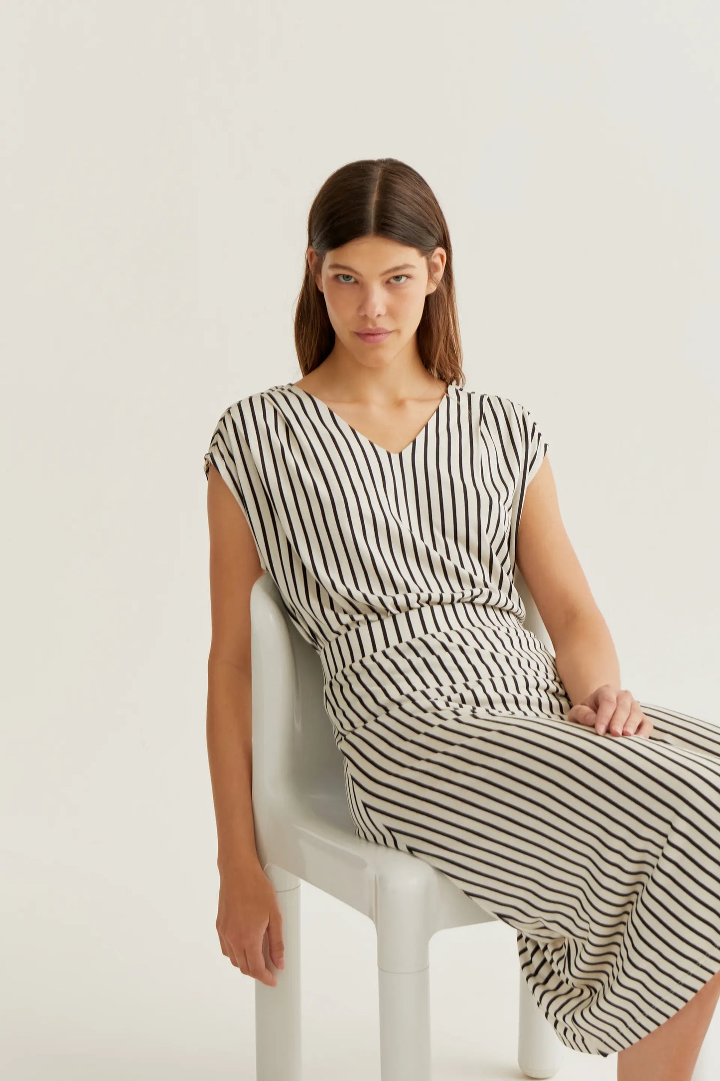 Falda midi con estampado de rayas negro