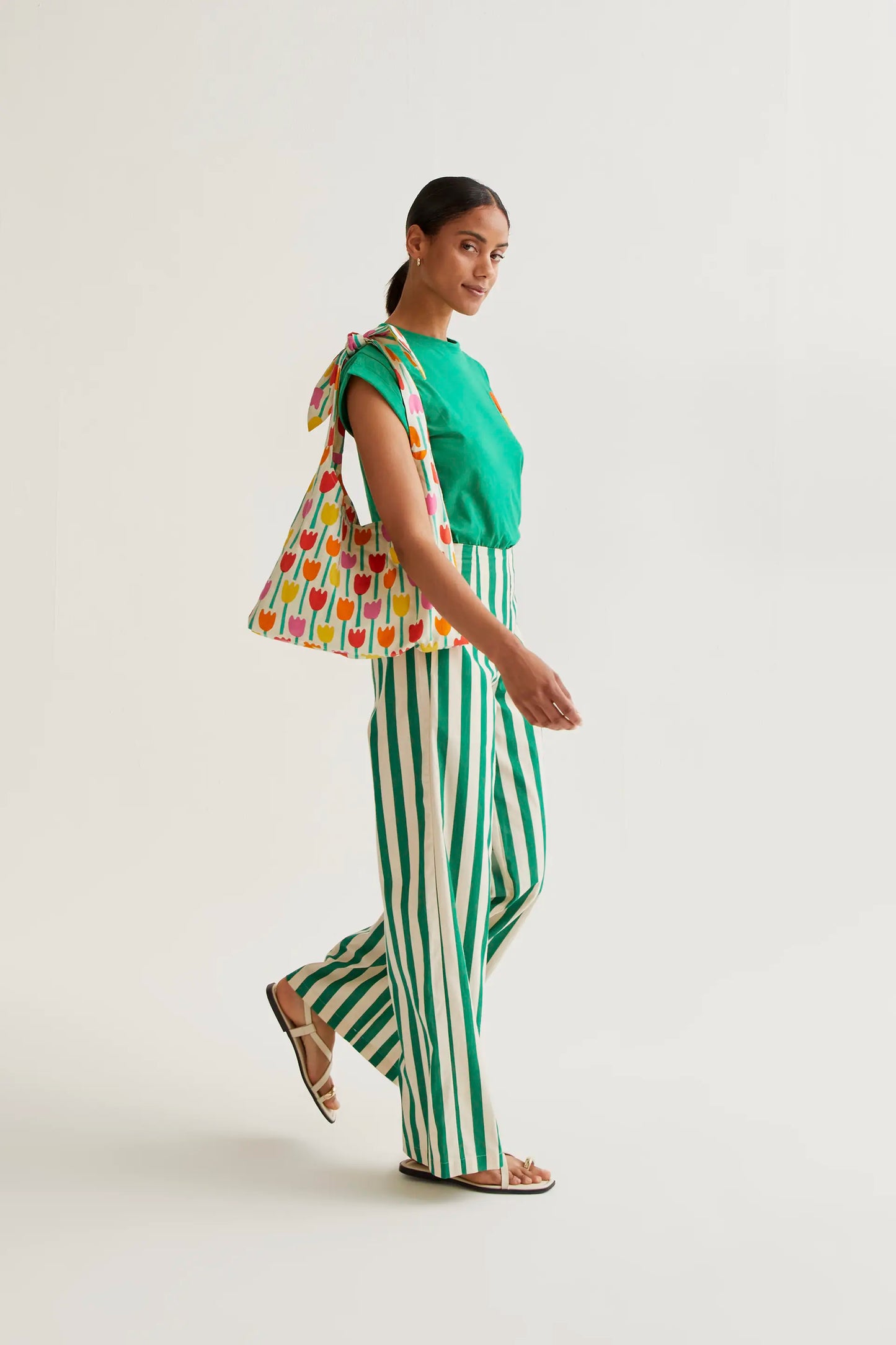 Camiseta verde con bordado de tulipán rojo