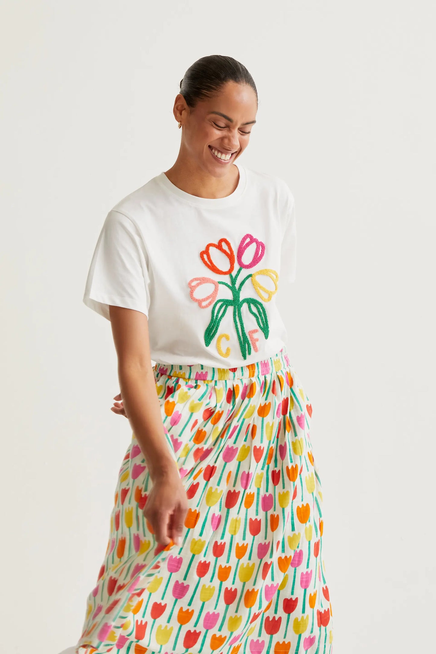 Camiseta con bordado de Tulipanes "CF"