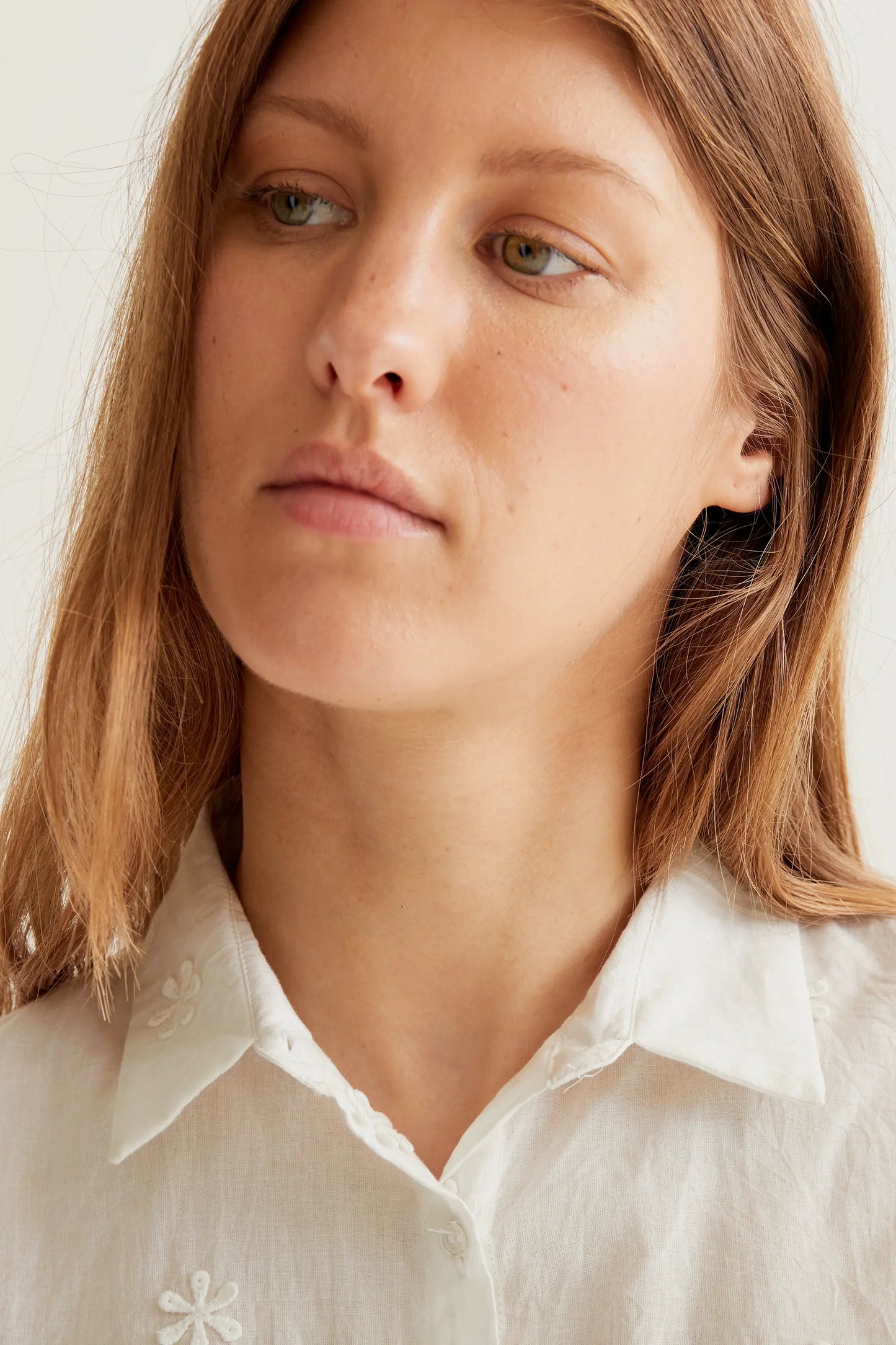 Camisa 100% algodón blanco con bordado floral