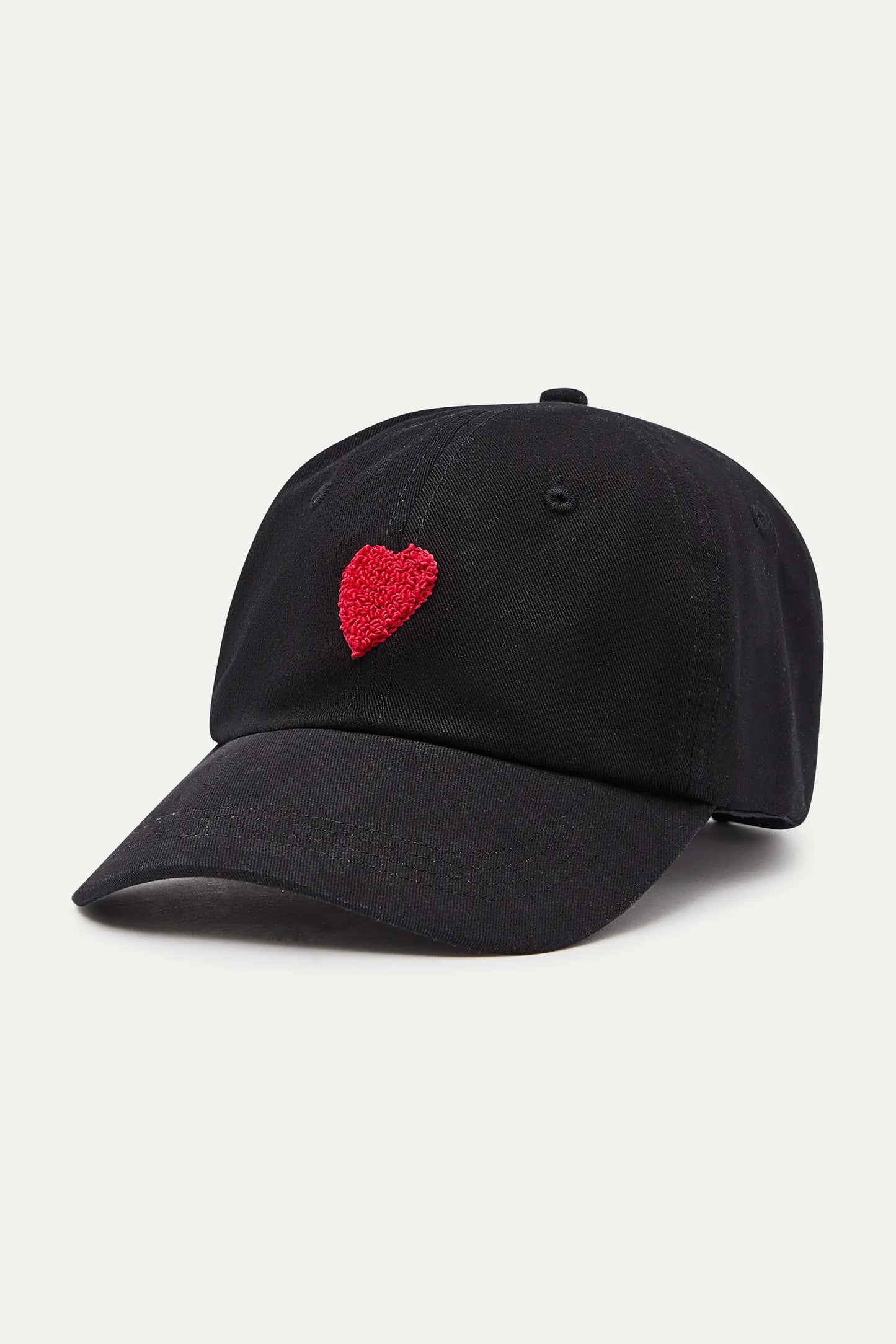 Gorra negra con bordado de corazón