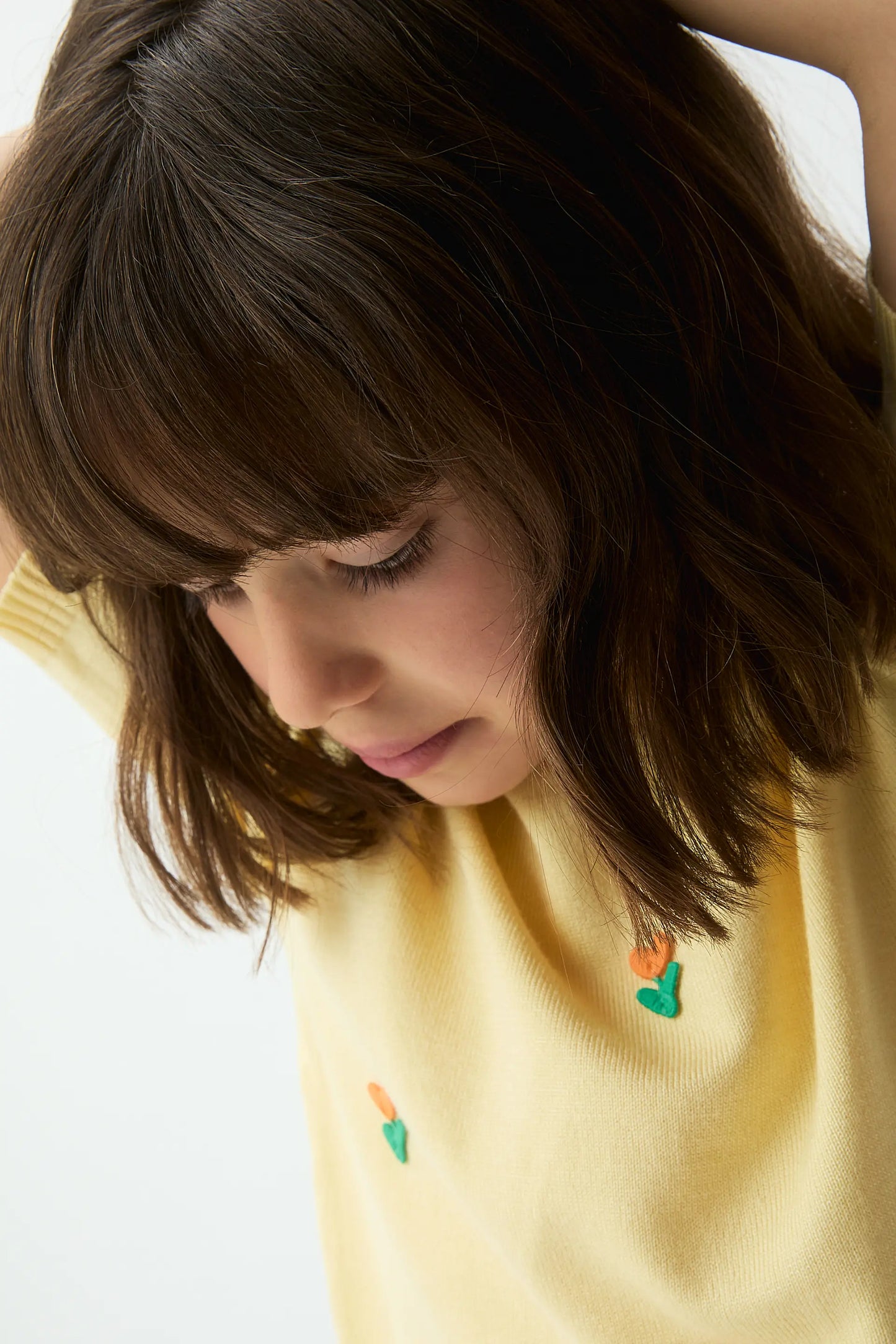 Top in maglia gialla per bambine con dettagli floreali