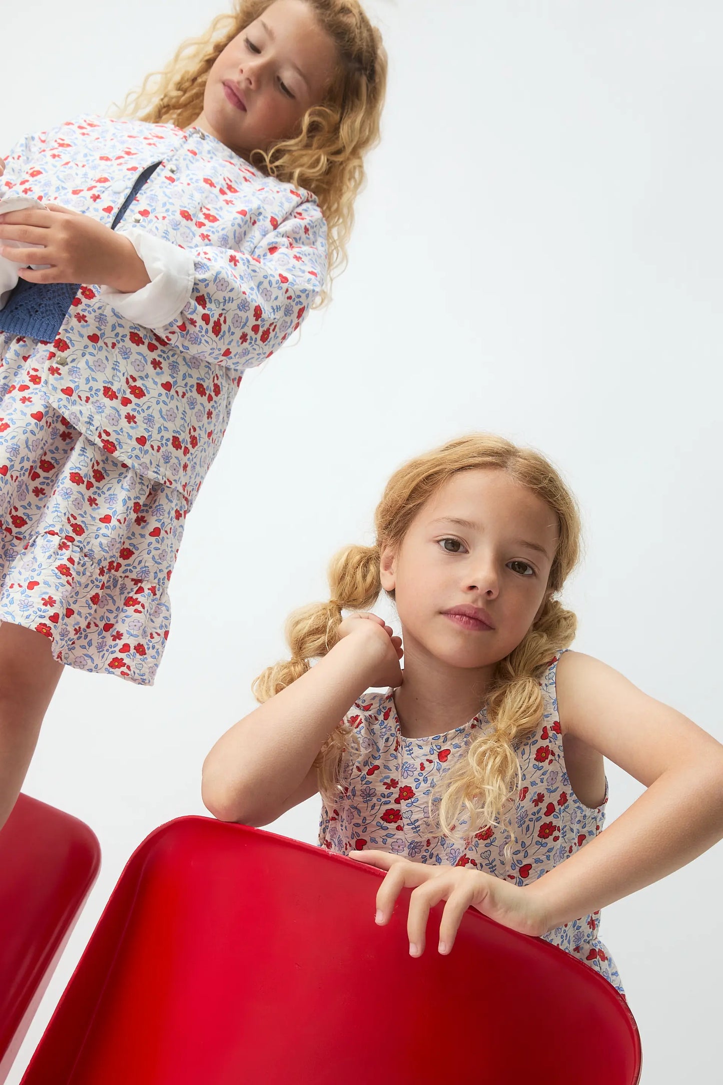 Maglione da bambina con ricamo blu