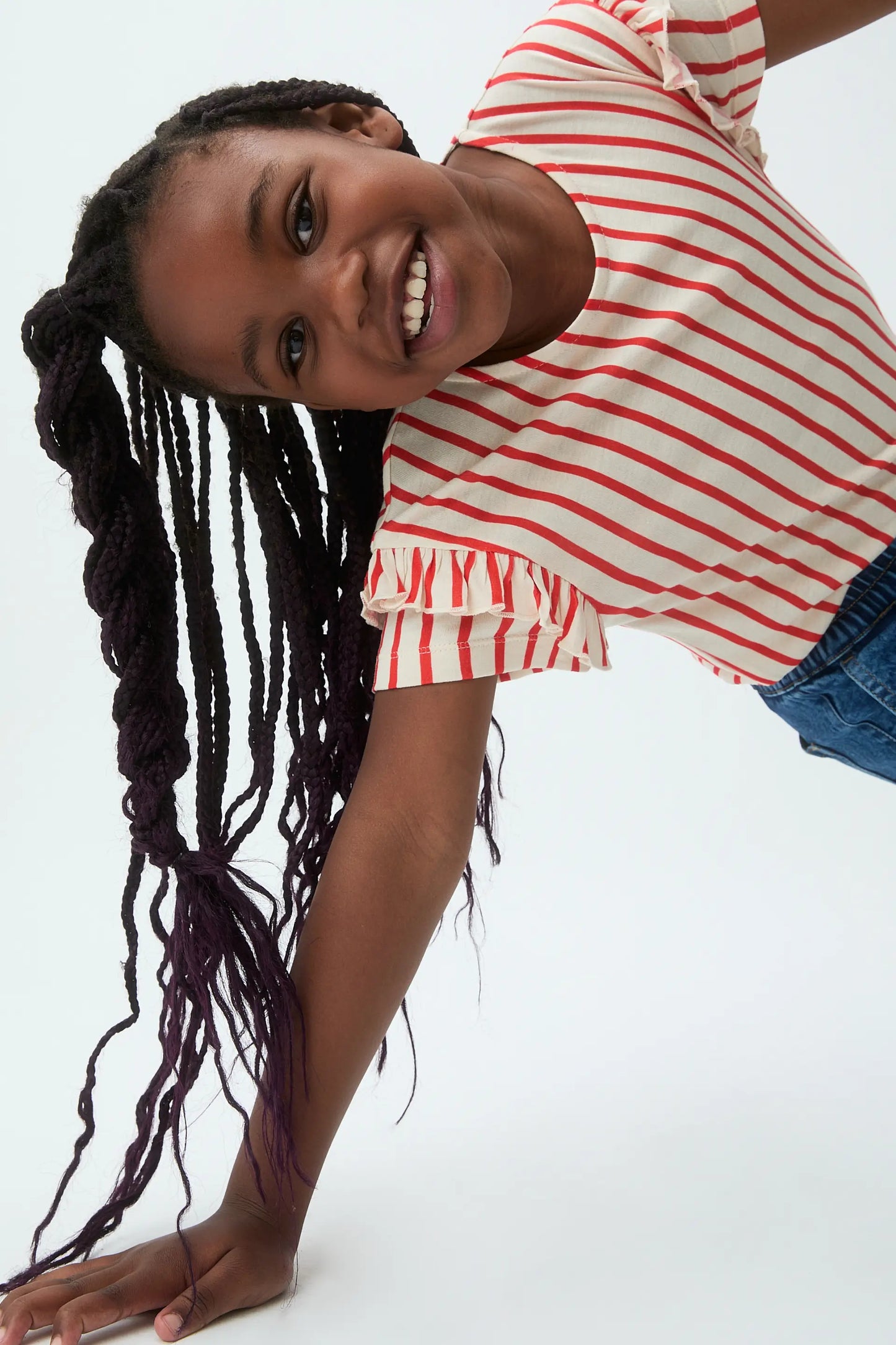 Camiseta de niña con estampado de rayas rojas