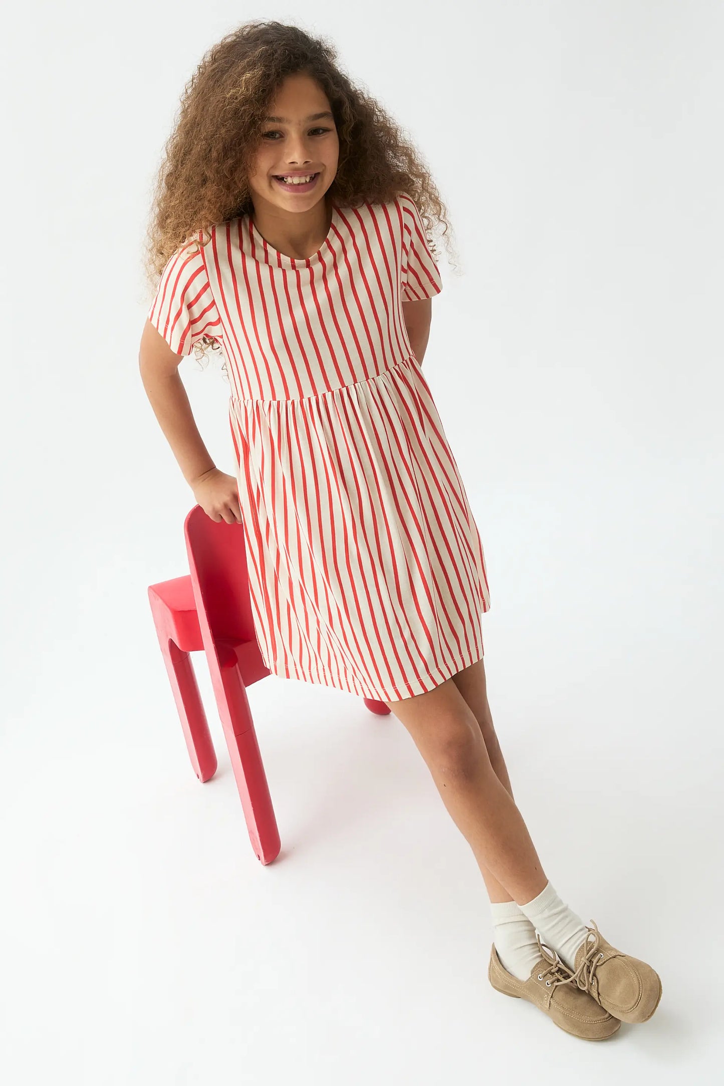 Vestido corto de niña con estampado de rayas rojas