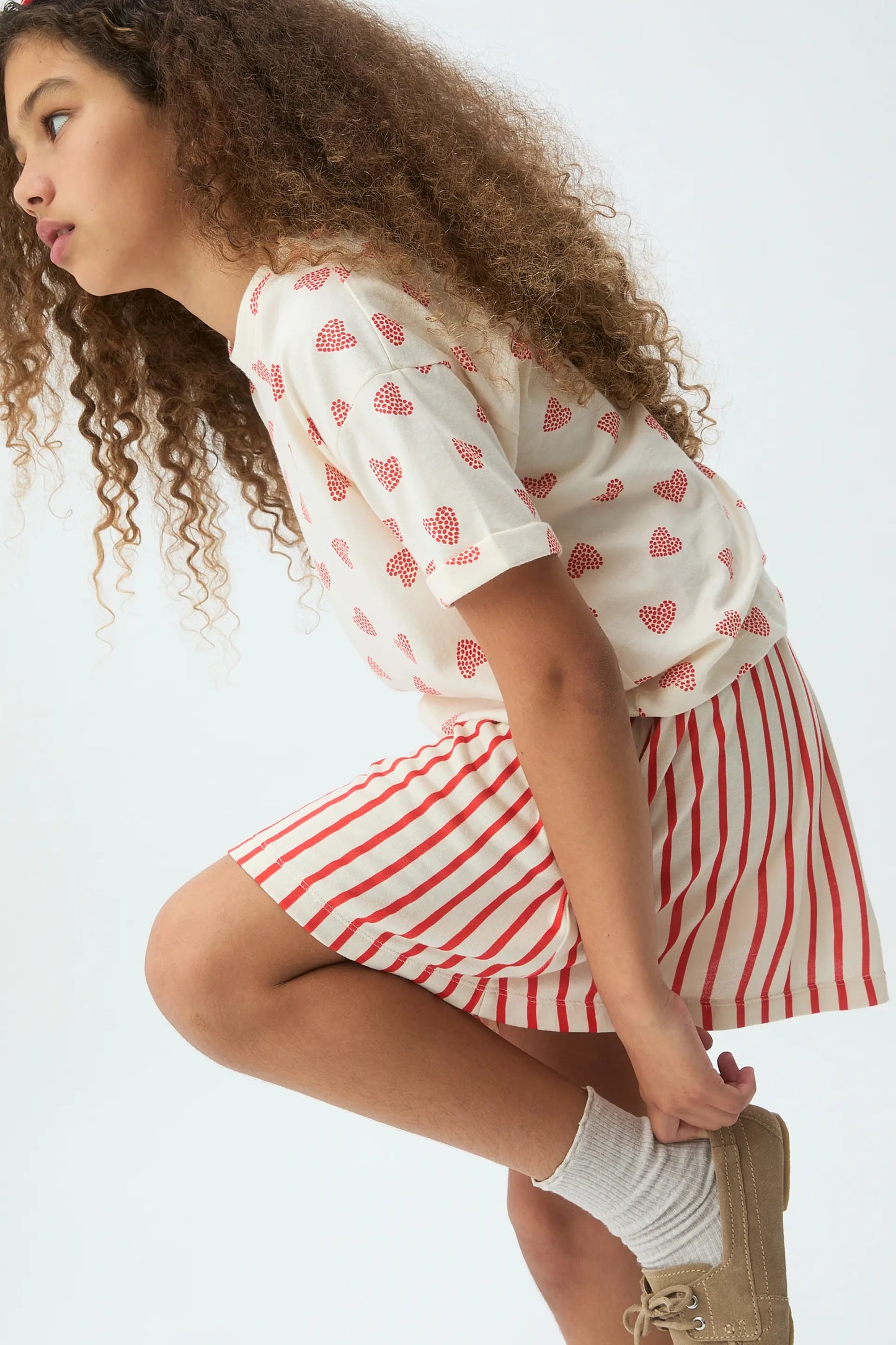 Falda corta de niña con estampado de rayas rojas
