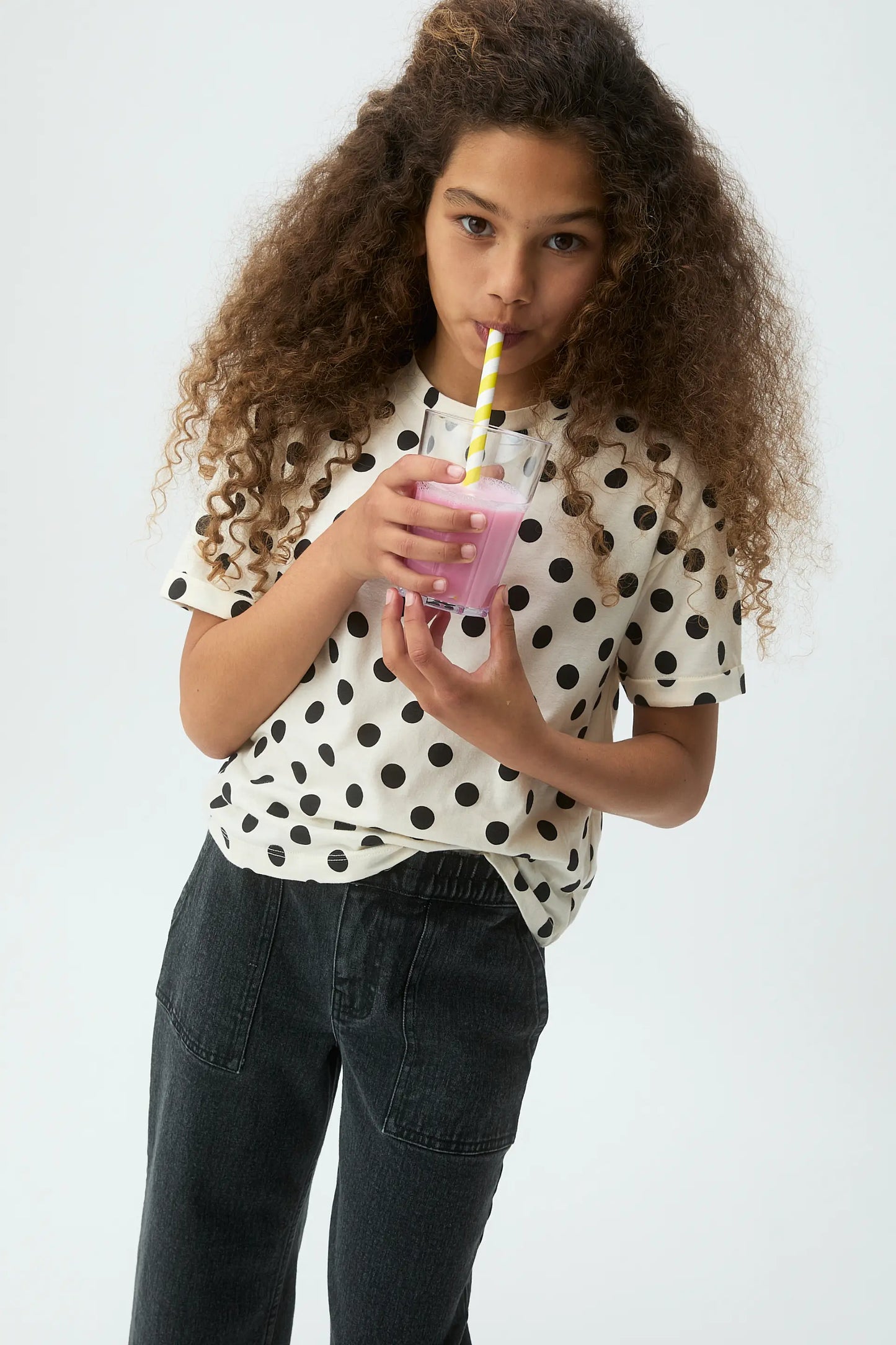 Camiseta de niña con estampado de lunares negro