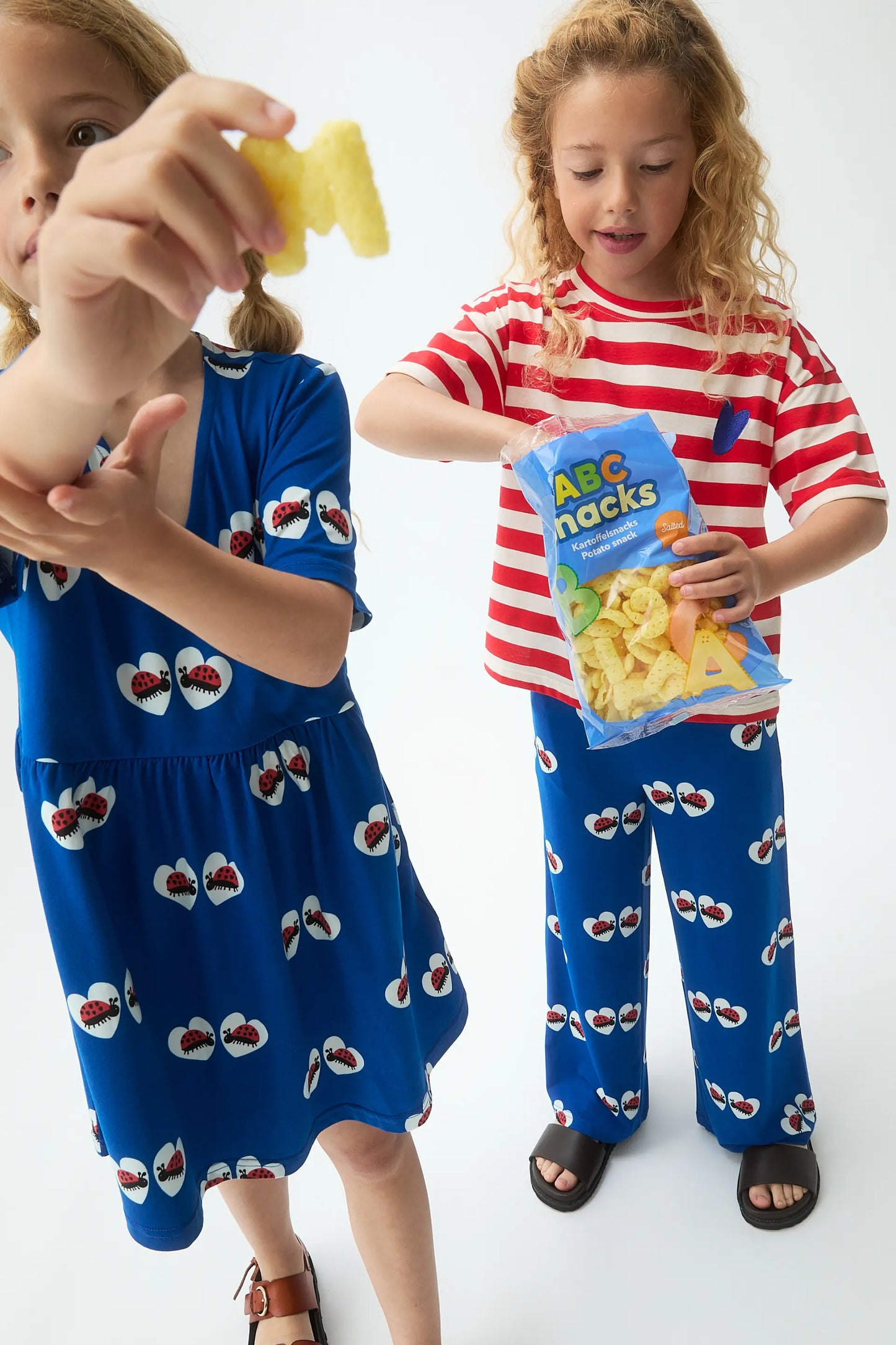 Camiseta de niña con estampado de rayas verdes y bordado de corazón