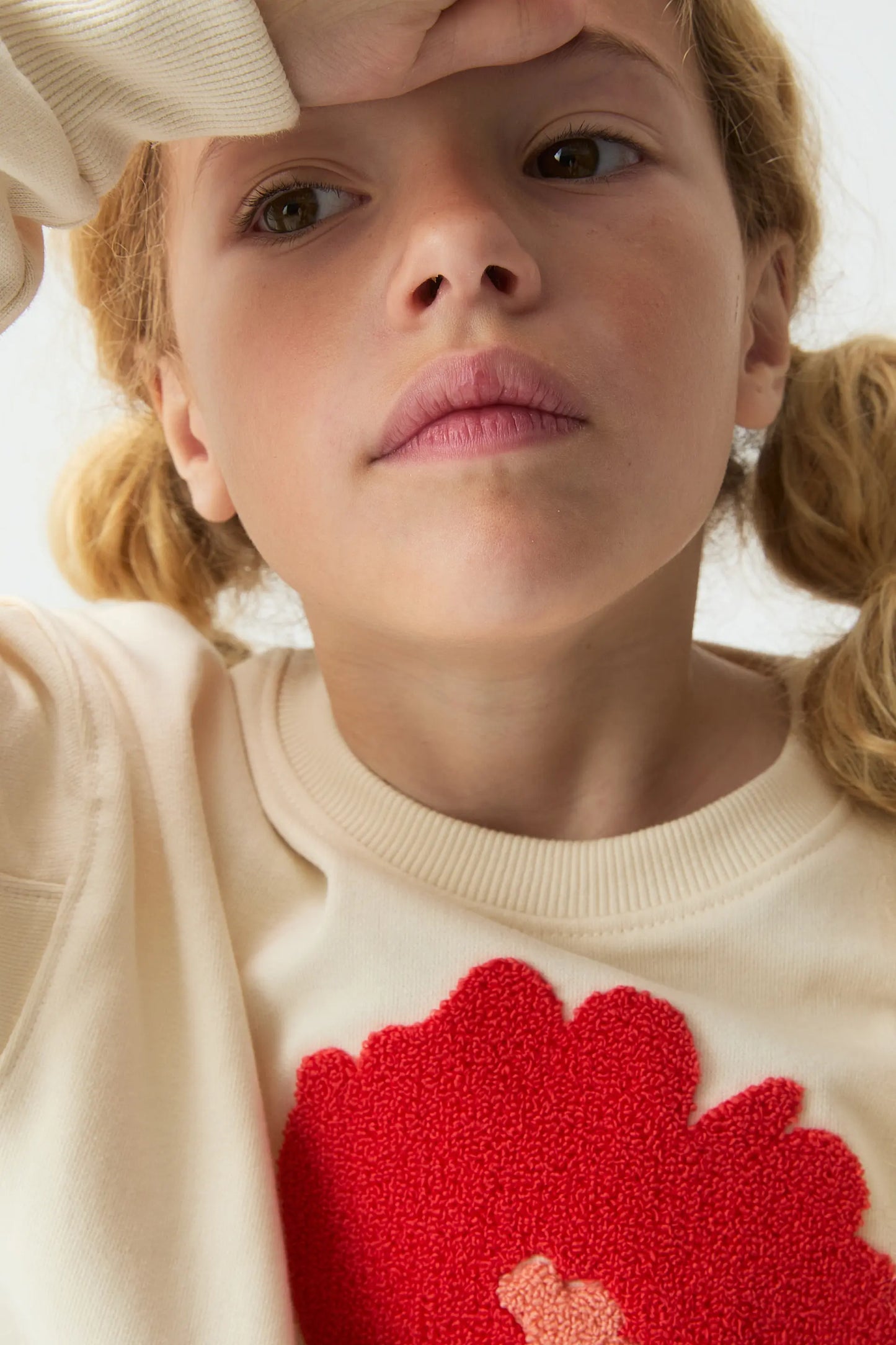 Off-white girl's sweatshirt with floral patch