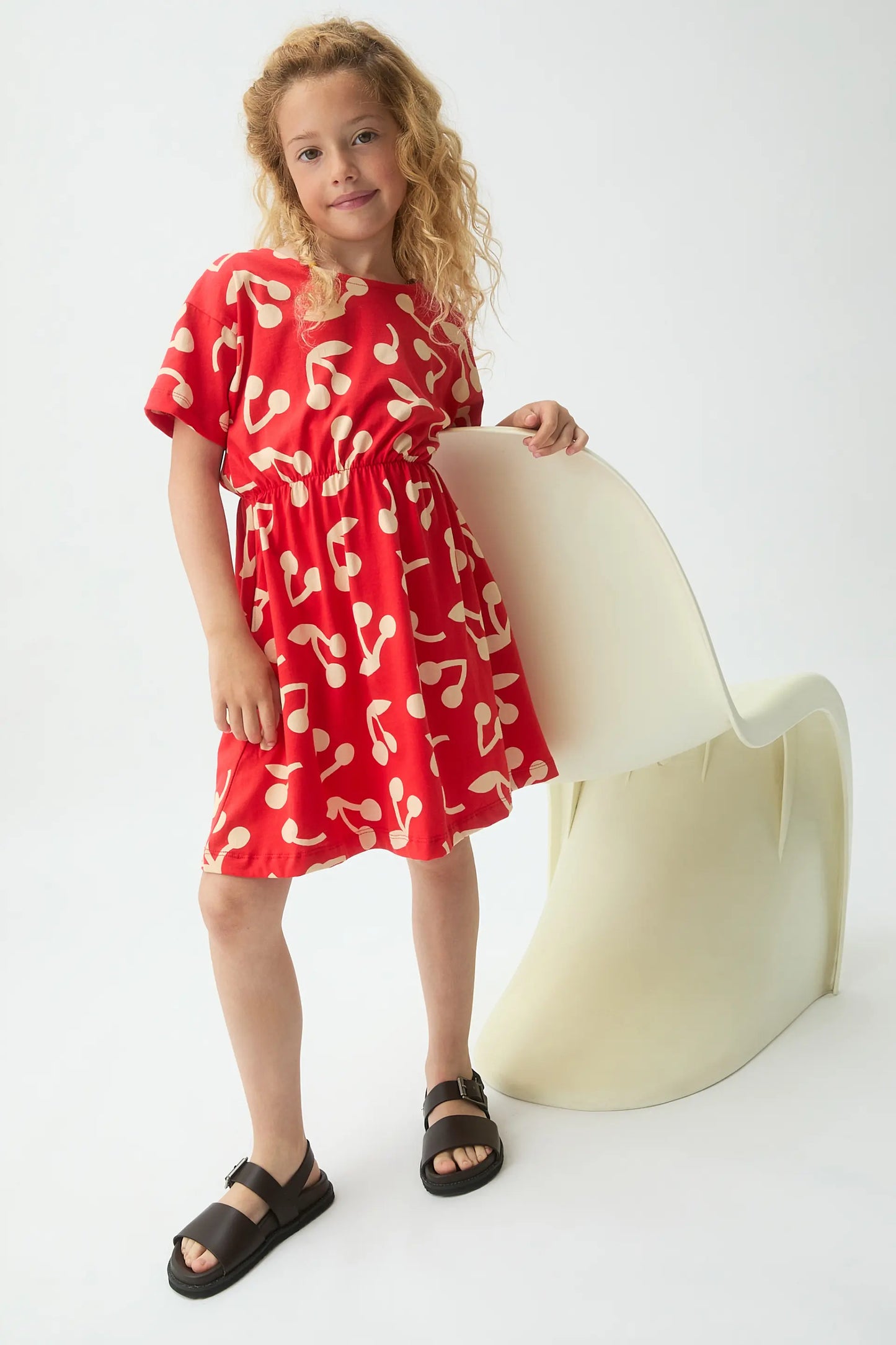 Vestido corto de niña con estampado de Guinda