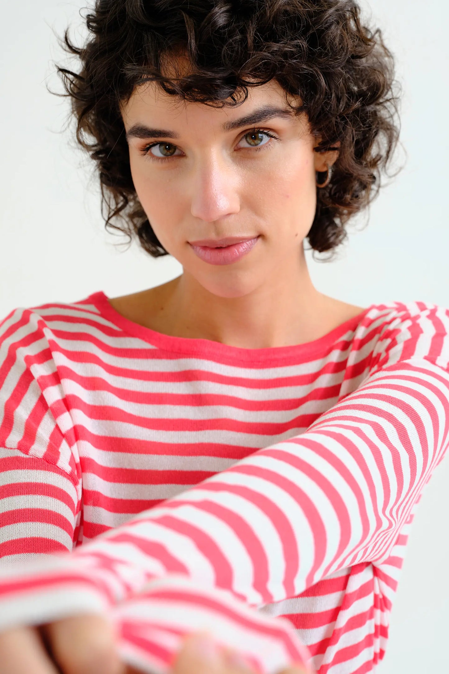 Maglione morbido in maglia con stampa a righe bianche e rosse